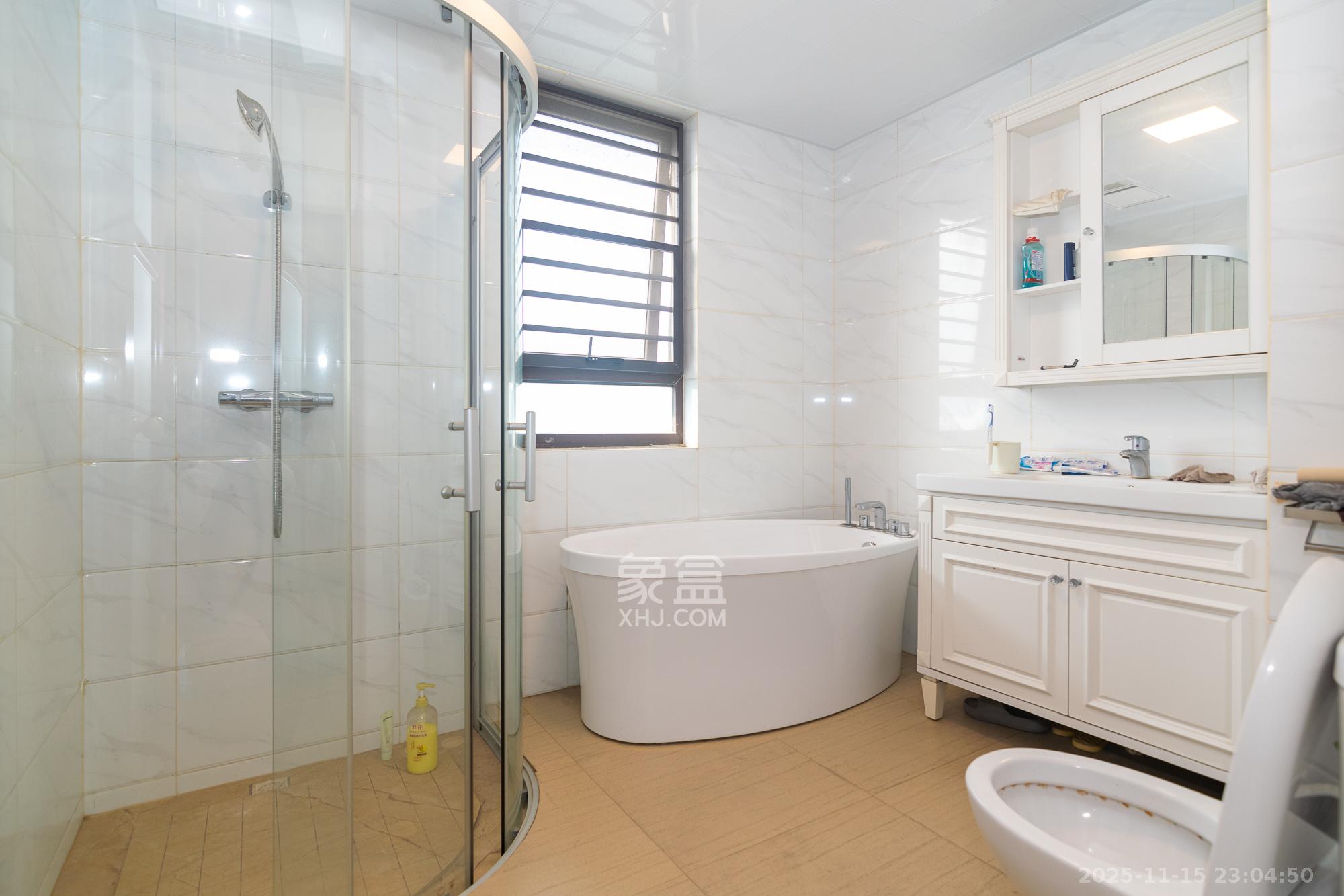 碧桂园高尔夫花园  5室2厅3卫    170.0万卫生间