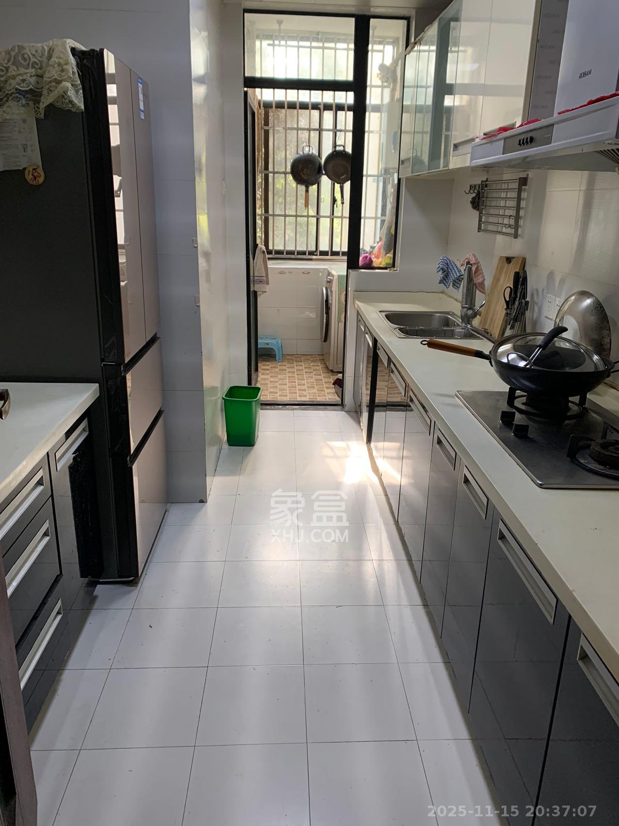 阳光100三期  3室2厅2卫    2600.0元/月室内图