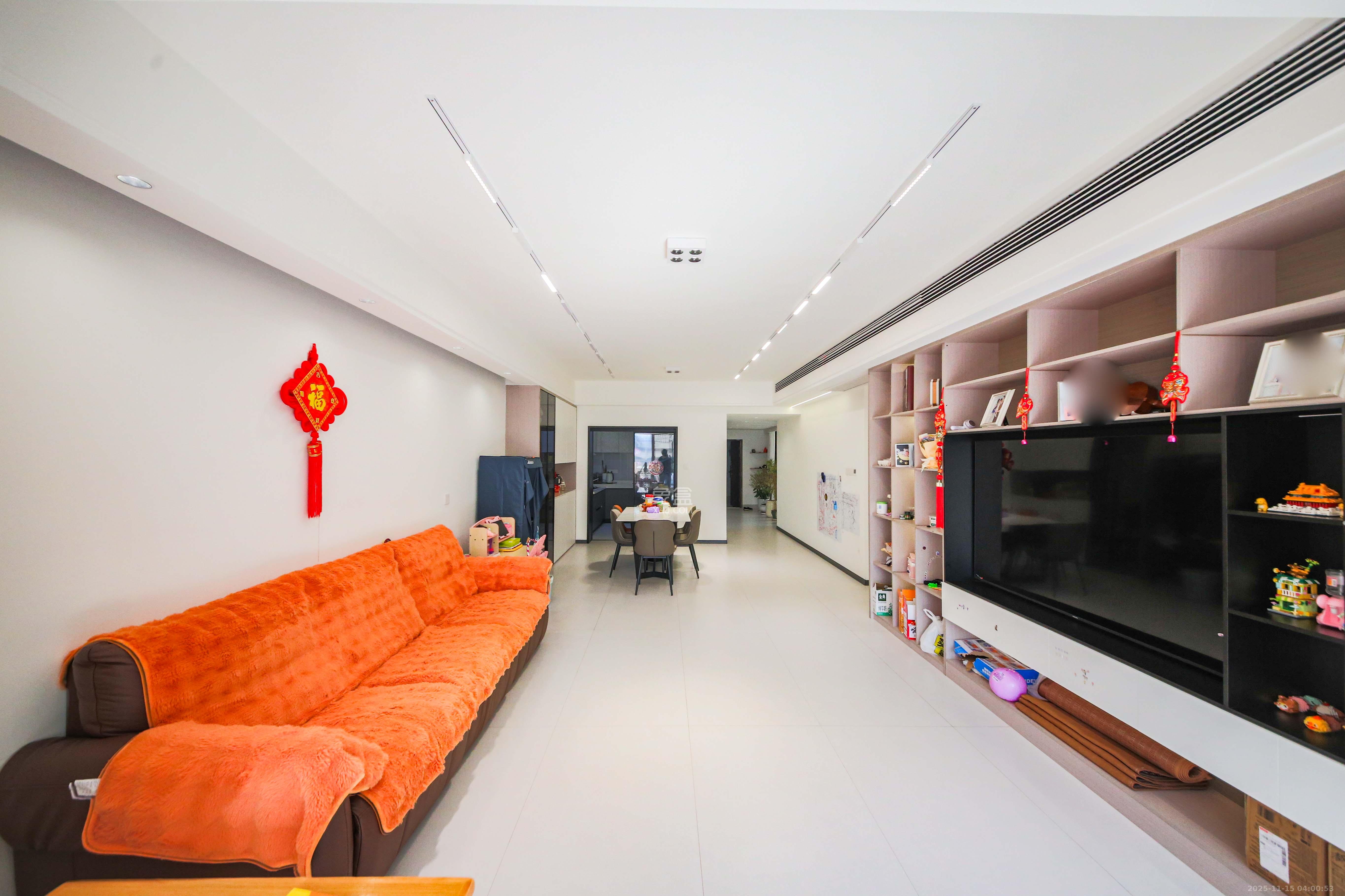 HC新城(建工集团单位房) 4室2厅2卫 202.0万 HC新城(建工集团单位房) 4室2厅2卫 202.0万客厅