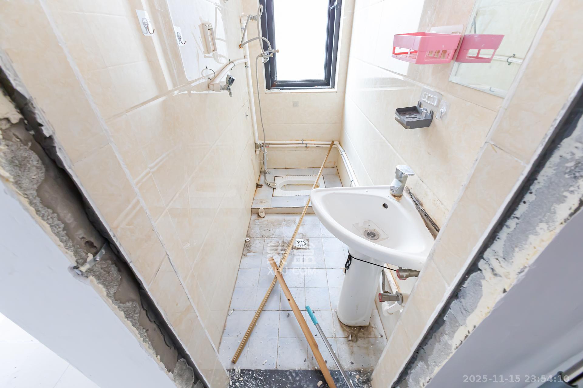 勤诚达境界城  3室2厅2卫    75.0万卫生间