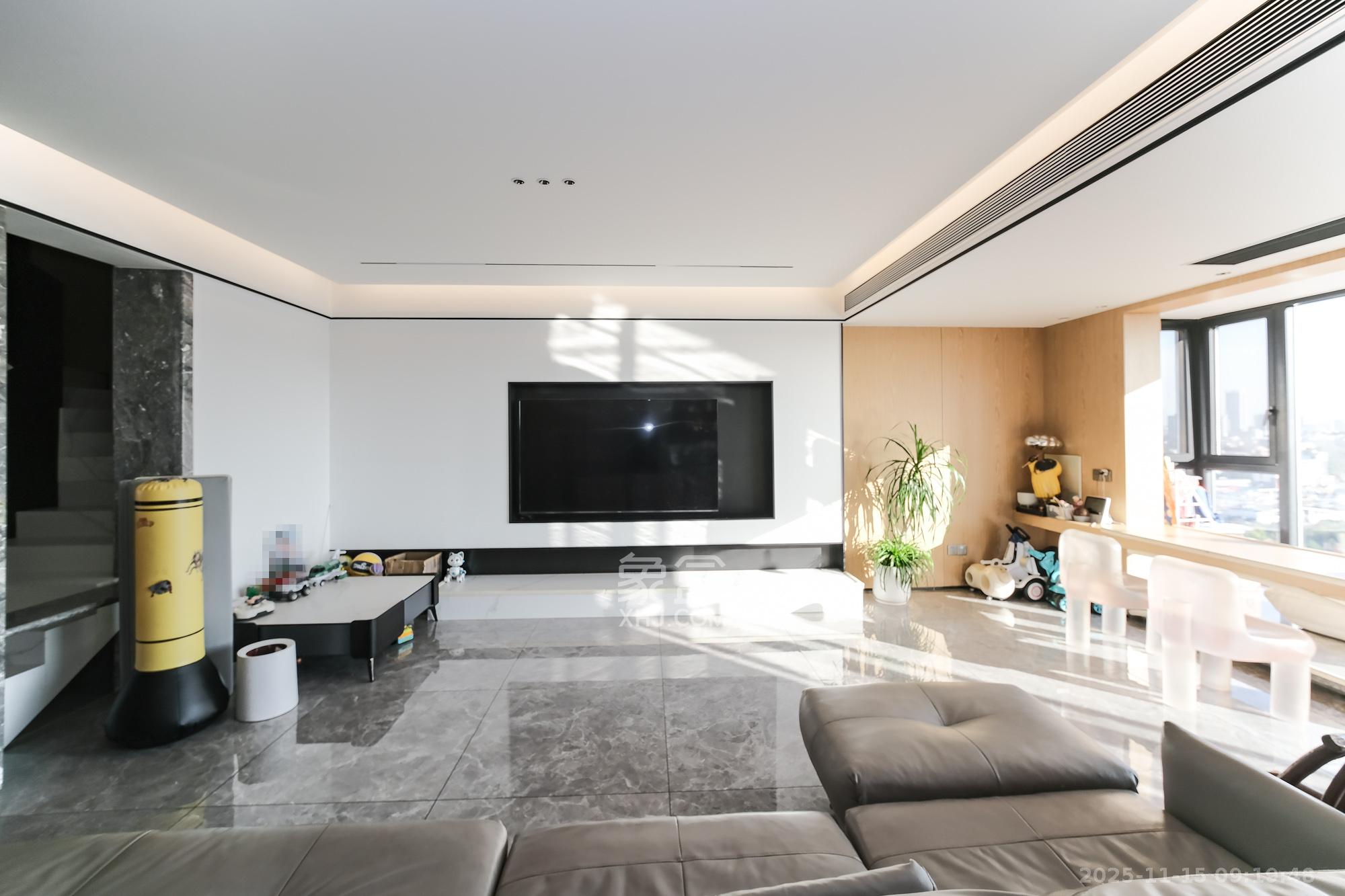 合能枫丹新里 5室2厅2卫 350.0万 合能枫丹新里 5室2厅2卫 350.0万客厅