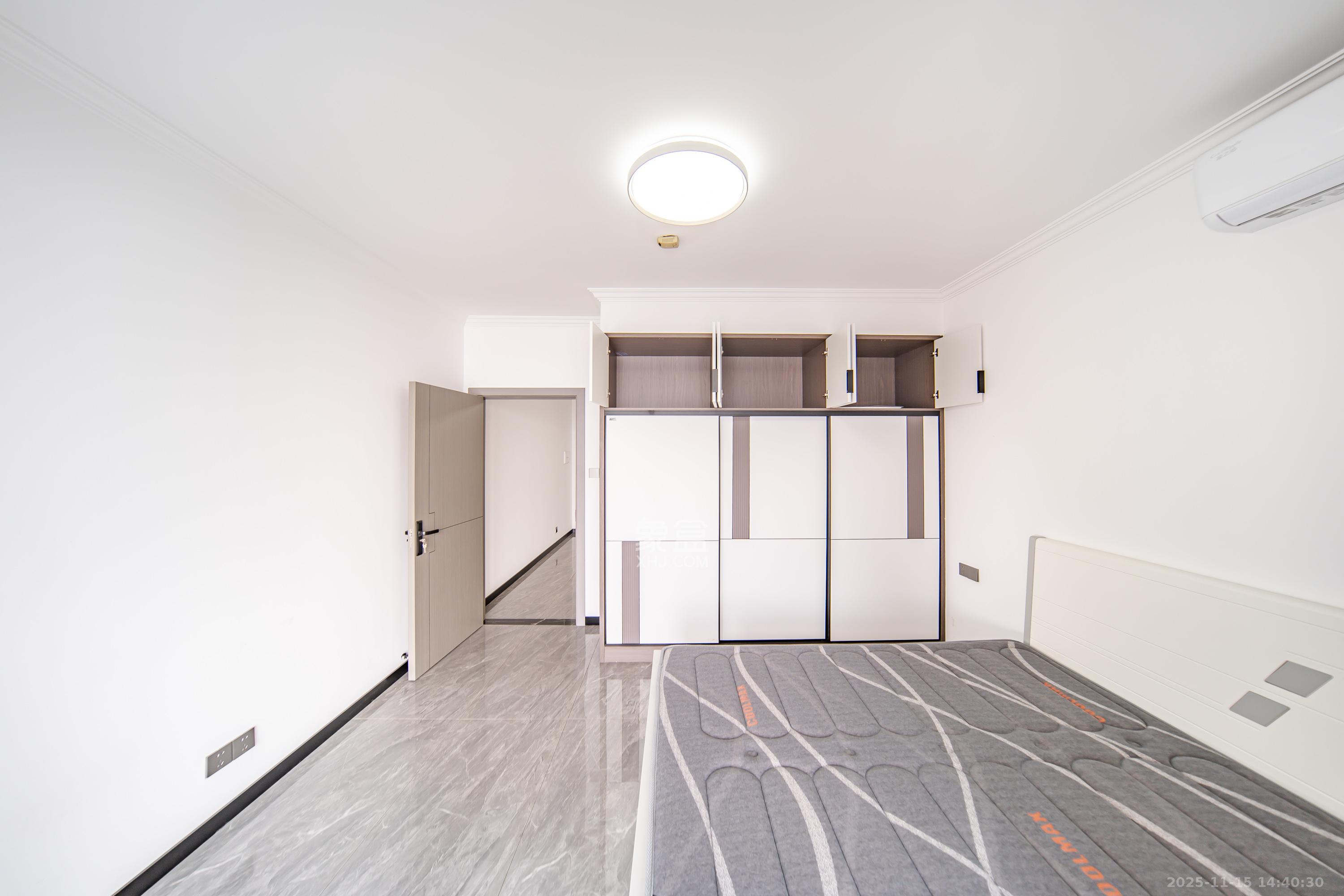 金色屋顶  5室2厅3卫    260.0万卧室