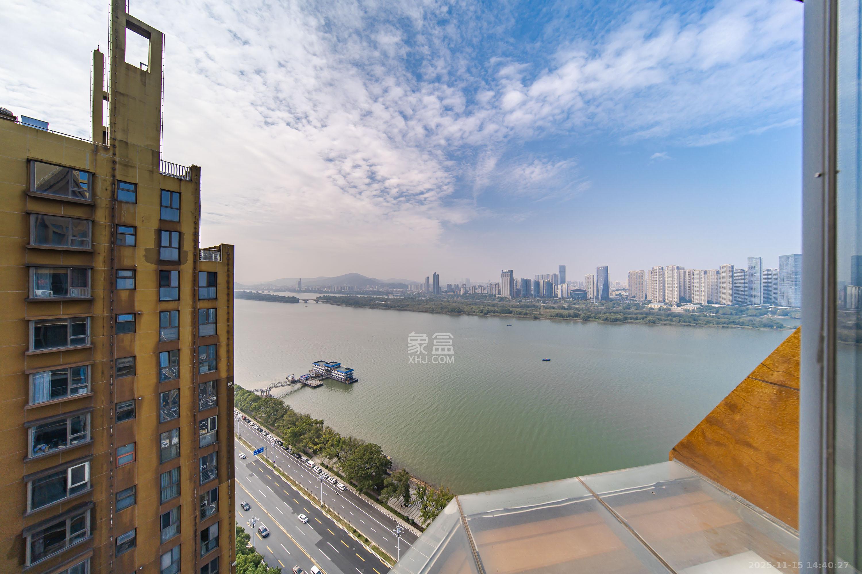 金色屋顶  5室2厅3卫    260.0万其他