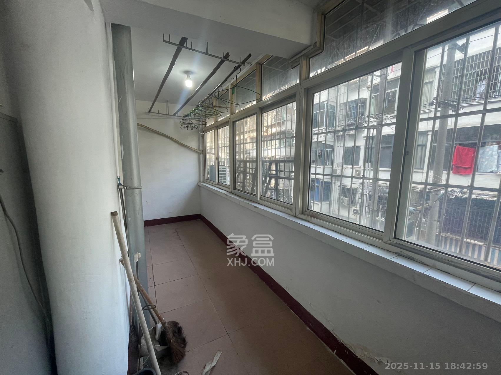 学宫街散盘  1室0厅0卫    2400.0元/月室内图