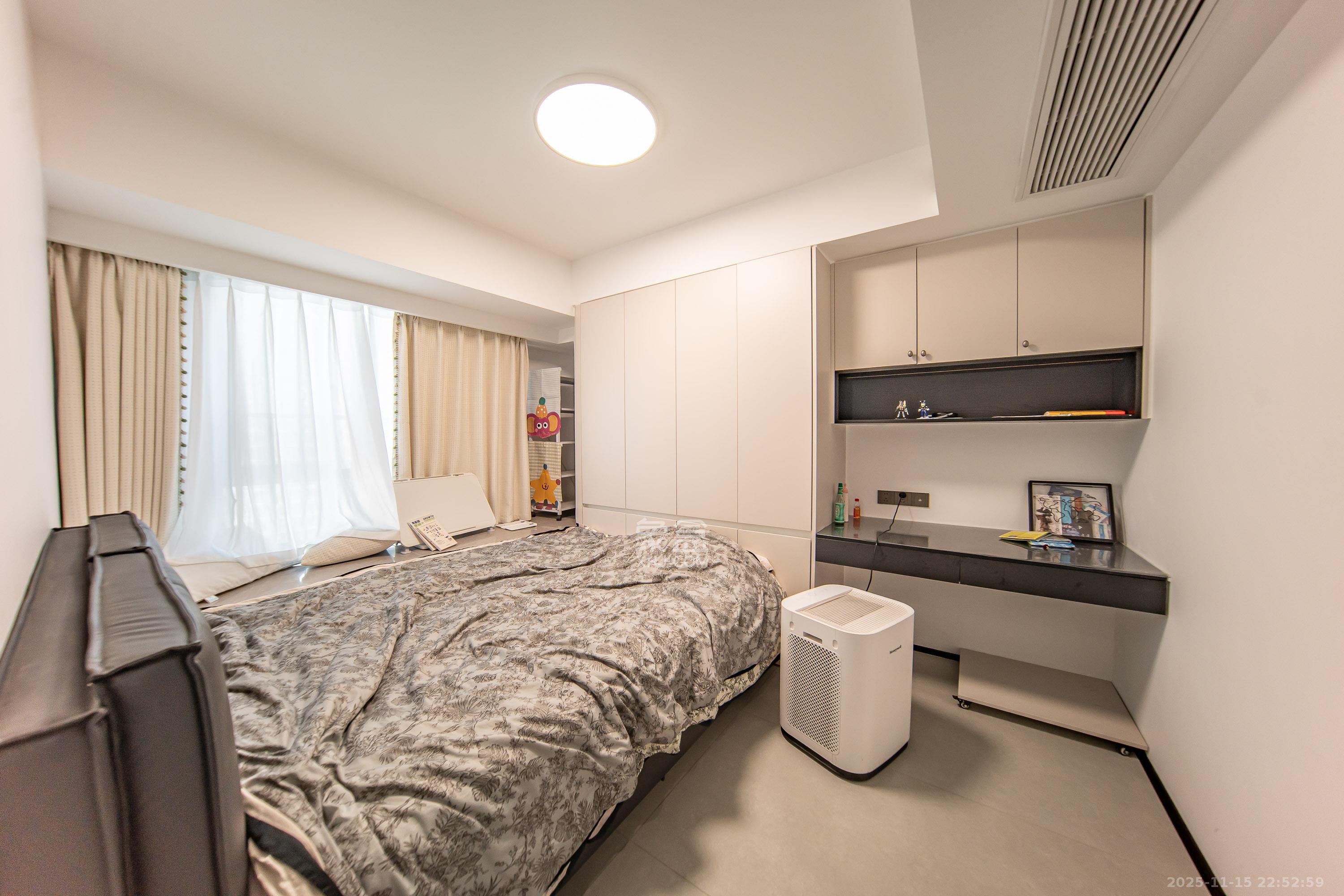 卓越洋湖晴翠  4室2厅2卫    240.0万卧室