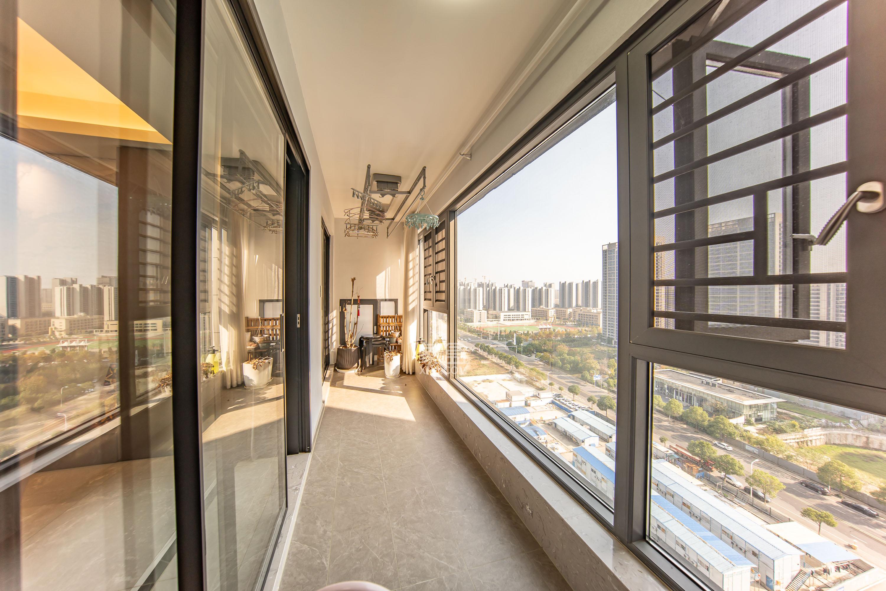 映客龙湖璟翠公馆（映客龙湖璟翠中心）  3室2厅1卫    180.0万阳台