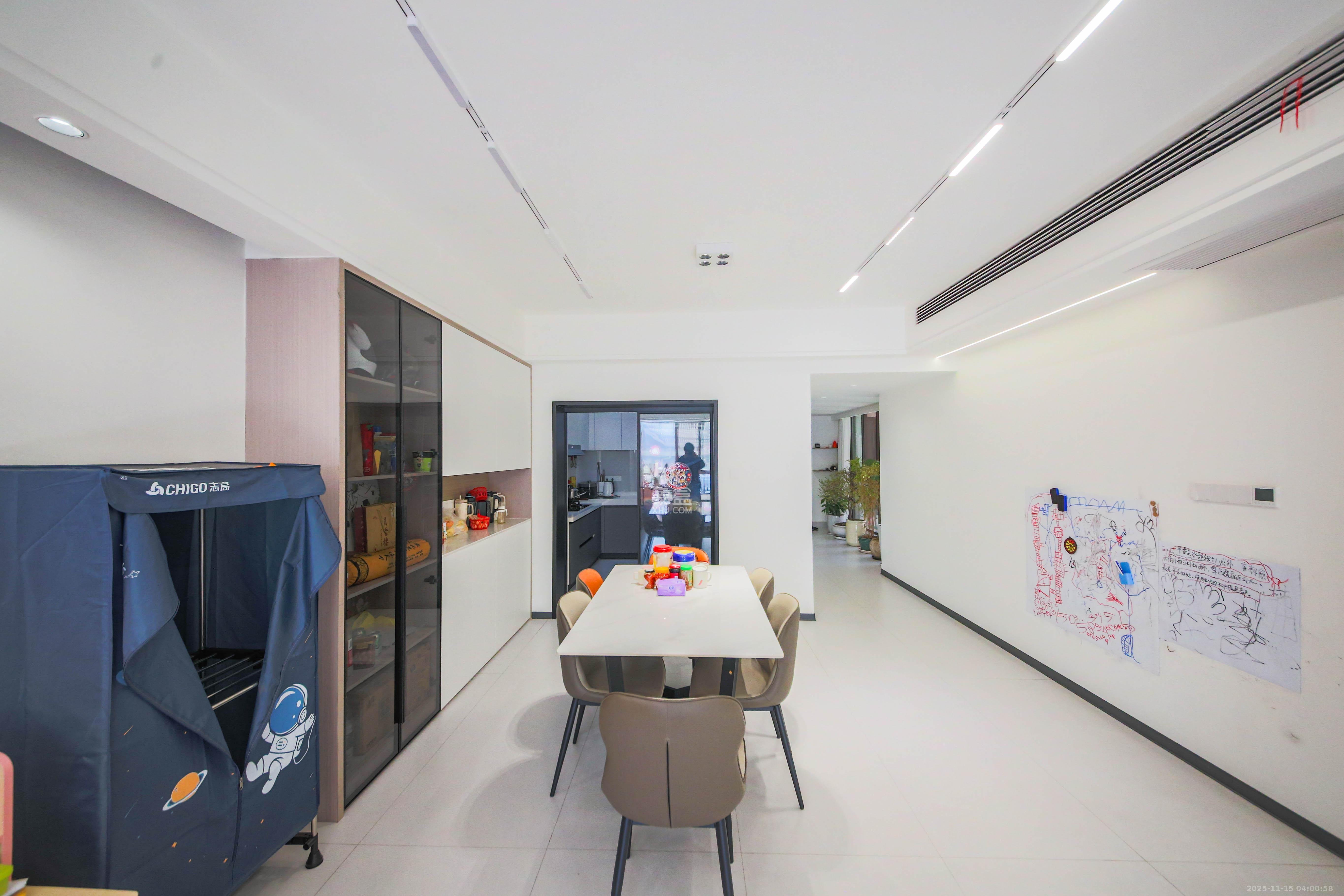 HC新城（建工集团单位房）  4室2厅2卫    202.0万客厅