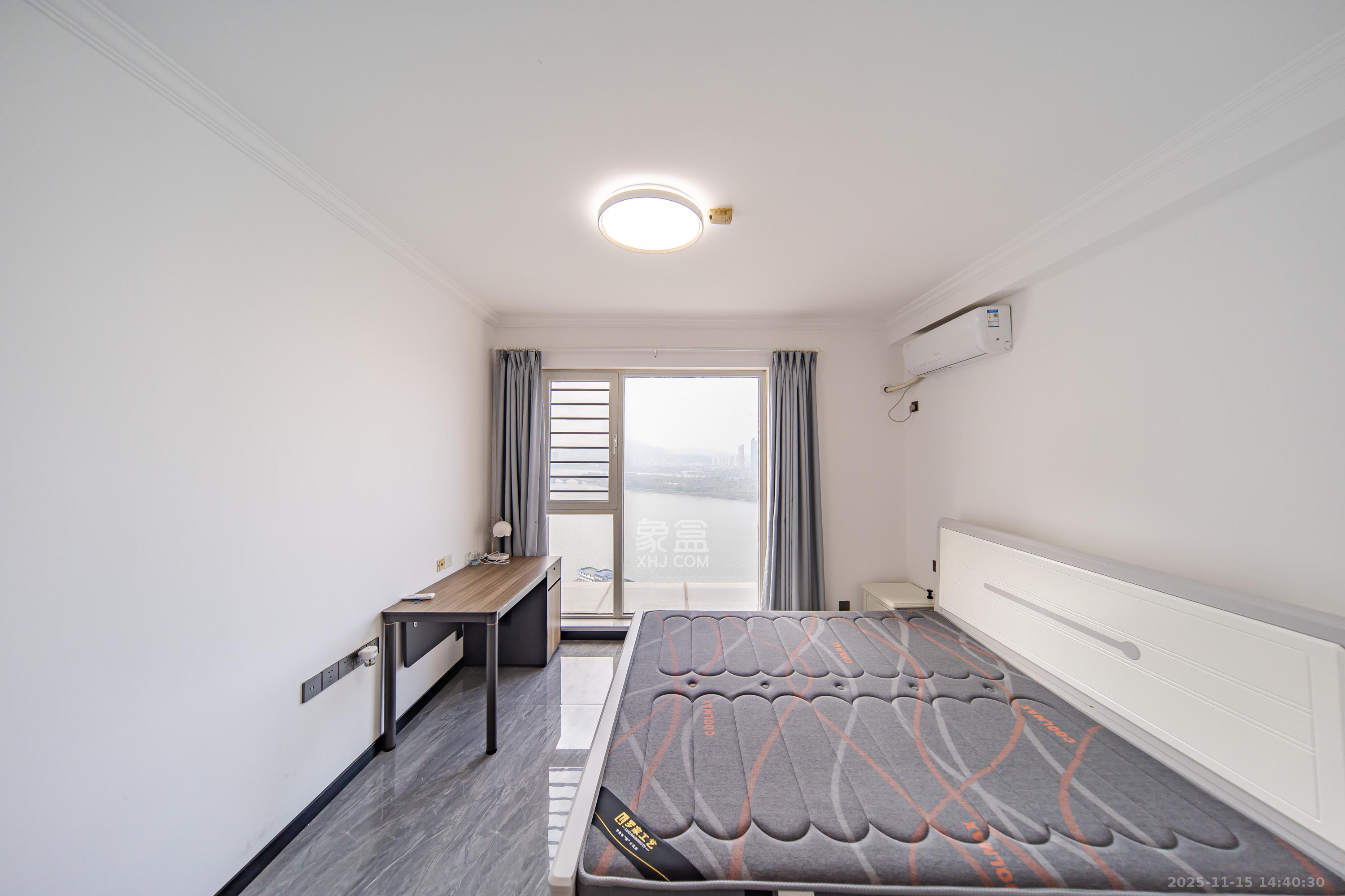 金色屋顶  5室2厅3卫    260.0万卧室