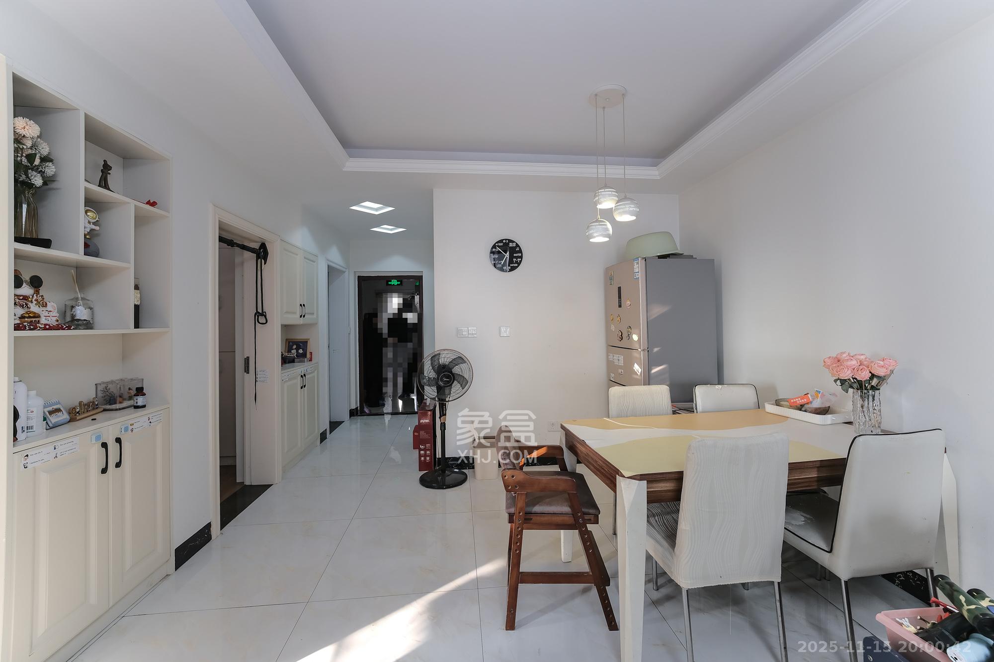 保利香槟国际  3室2厅1卫    66.8万客厅