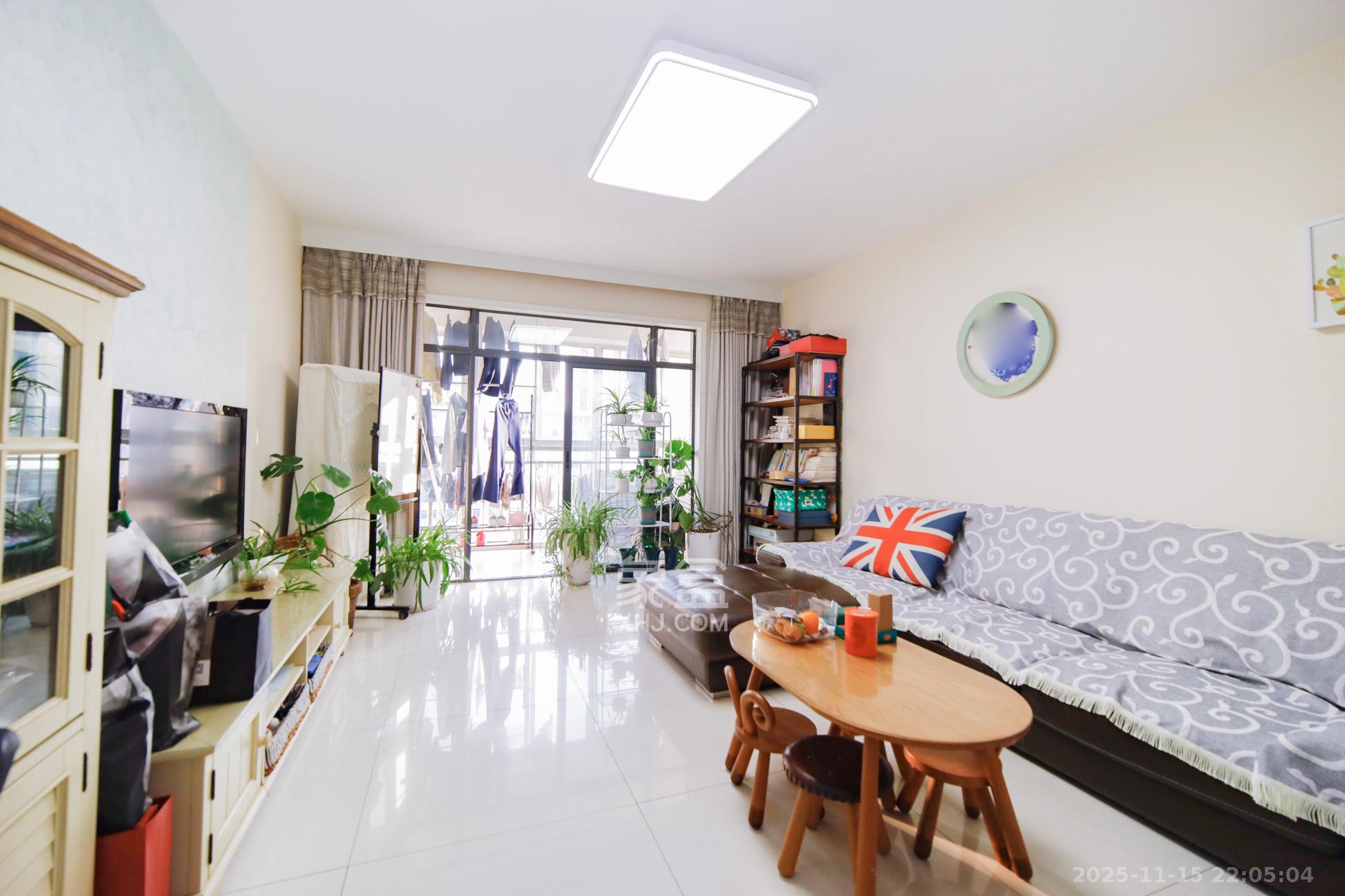 满庭芳小区  3室2厅2卫    88.0万客厅