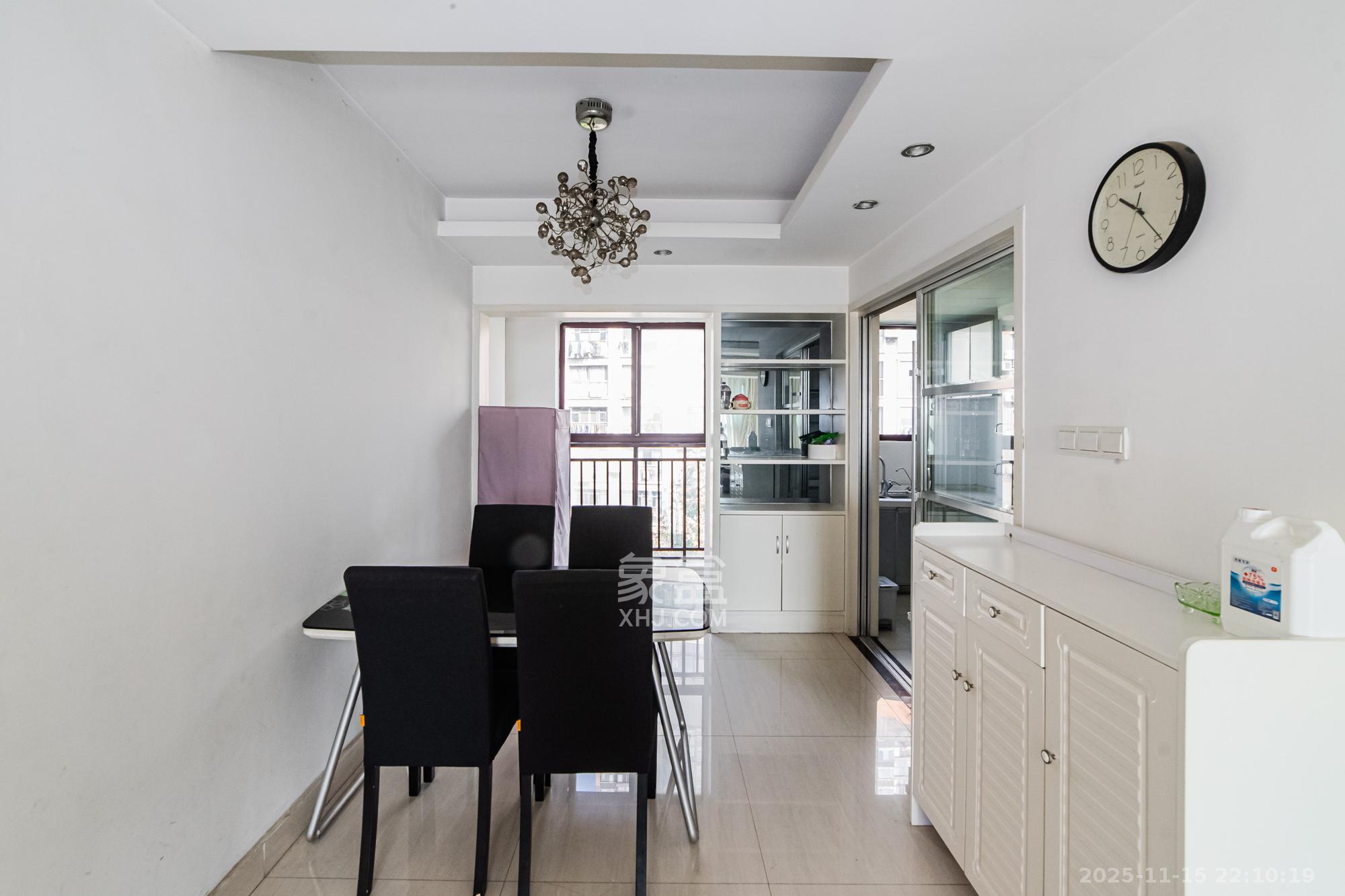 万国城(当代满庭春MOMA)一期 2室2厅1卫 85.0万 万国城(当代满庭春MOMA)一期 2室2厅1卫 85.0万客厅