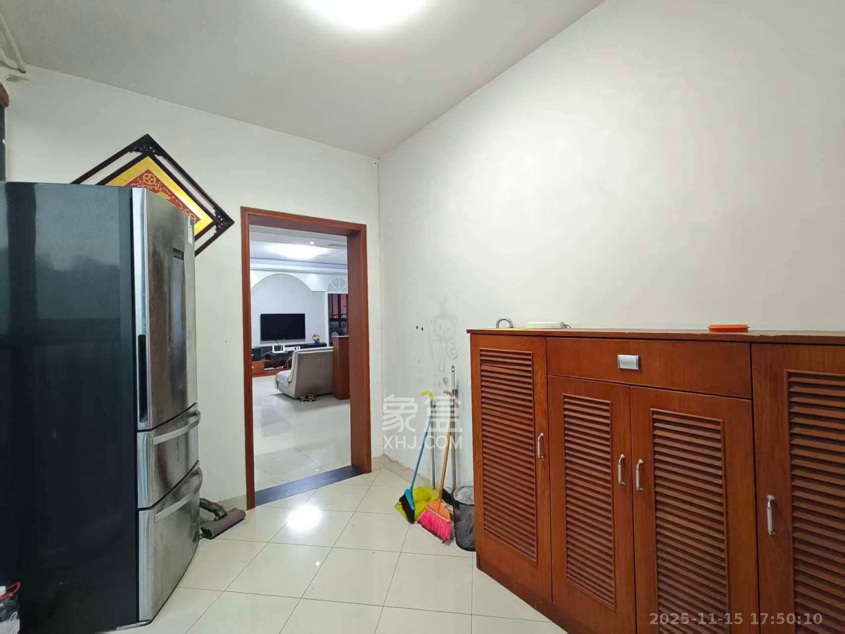 华润凤凰城二期  1室2厅1卫    2200.0元/月室内图