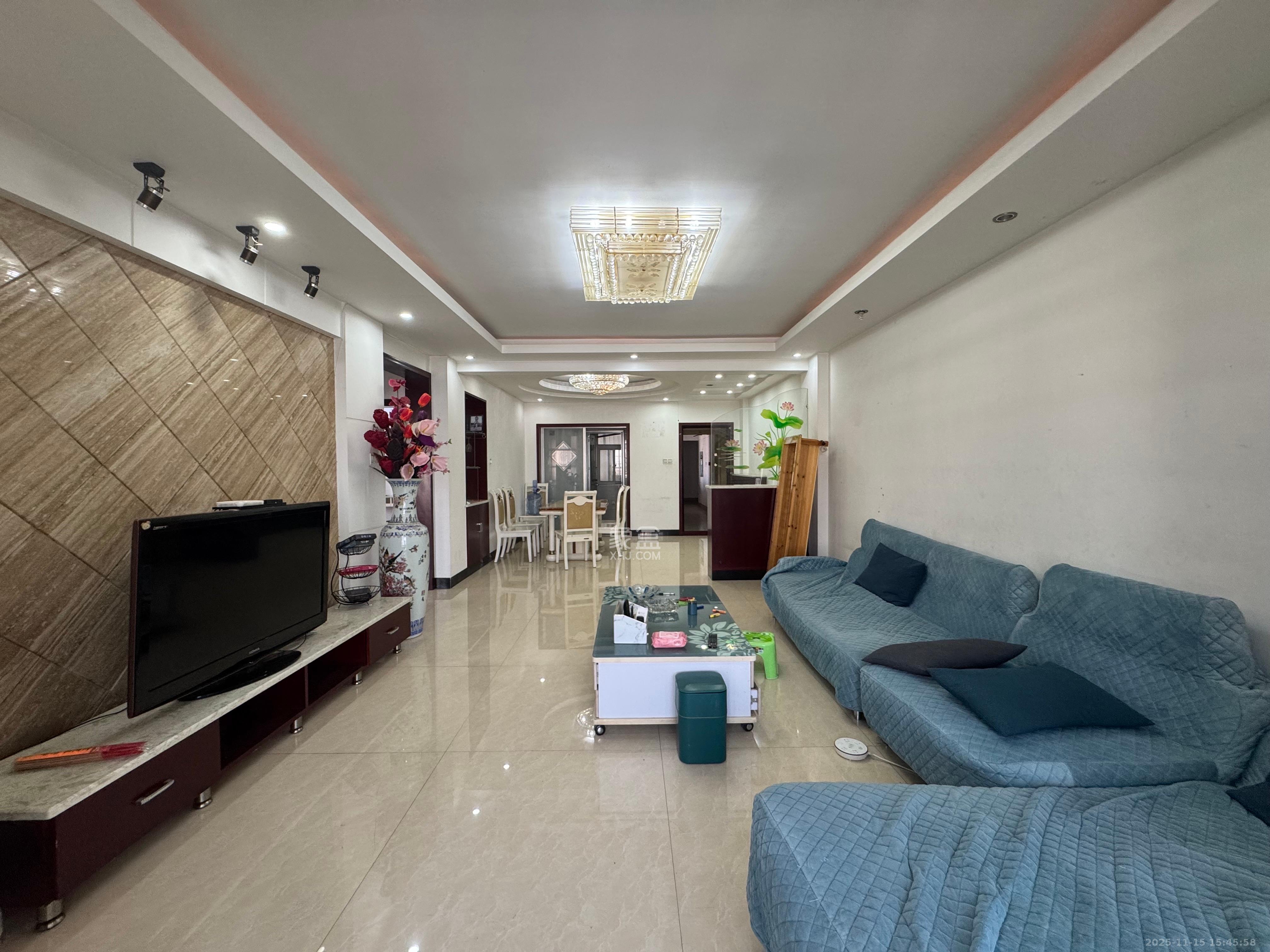 广场之星  3室2厅2卫    2000.0元/月室内图