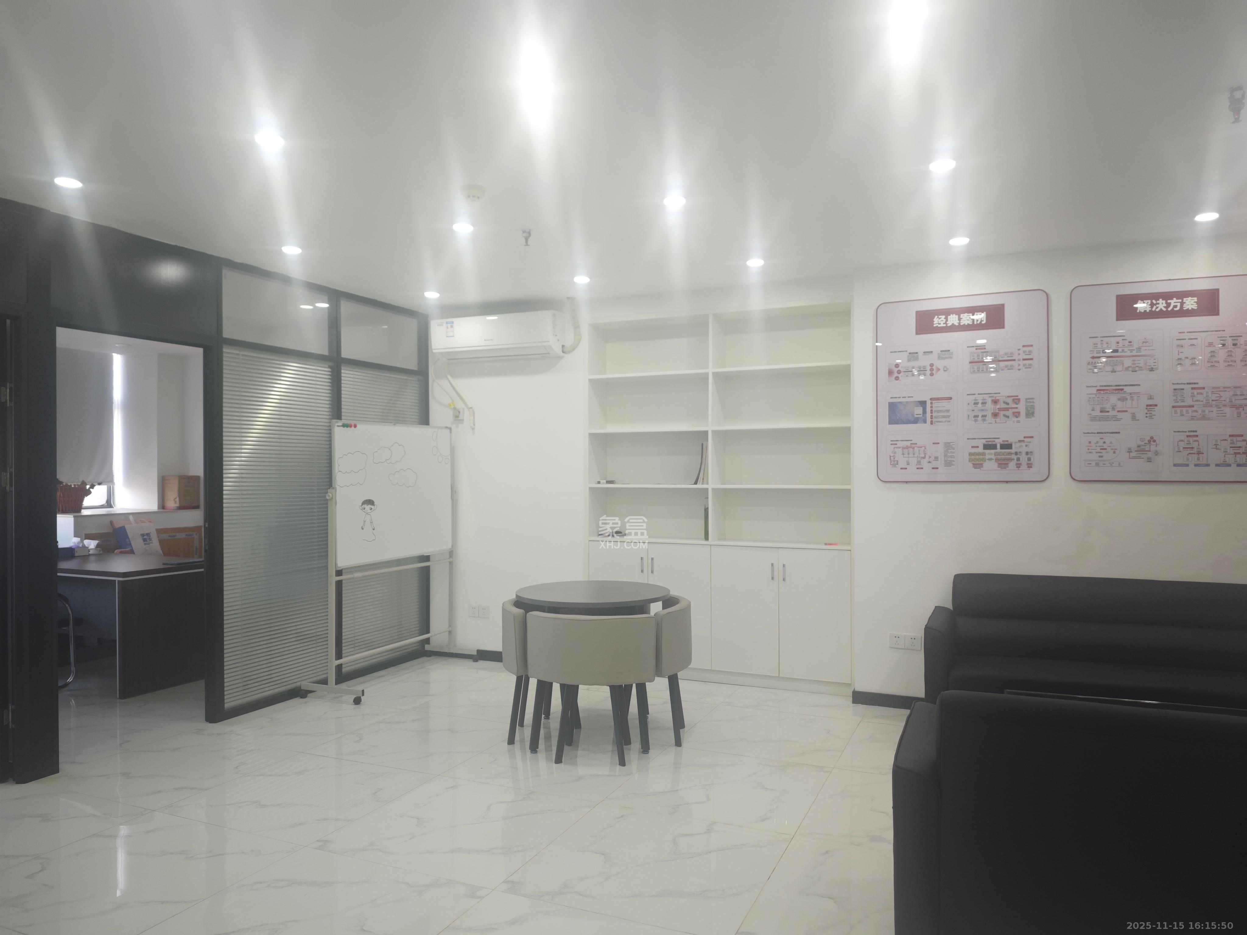 湘域中央  3室1厅1卫    4200.0元/月