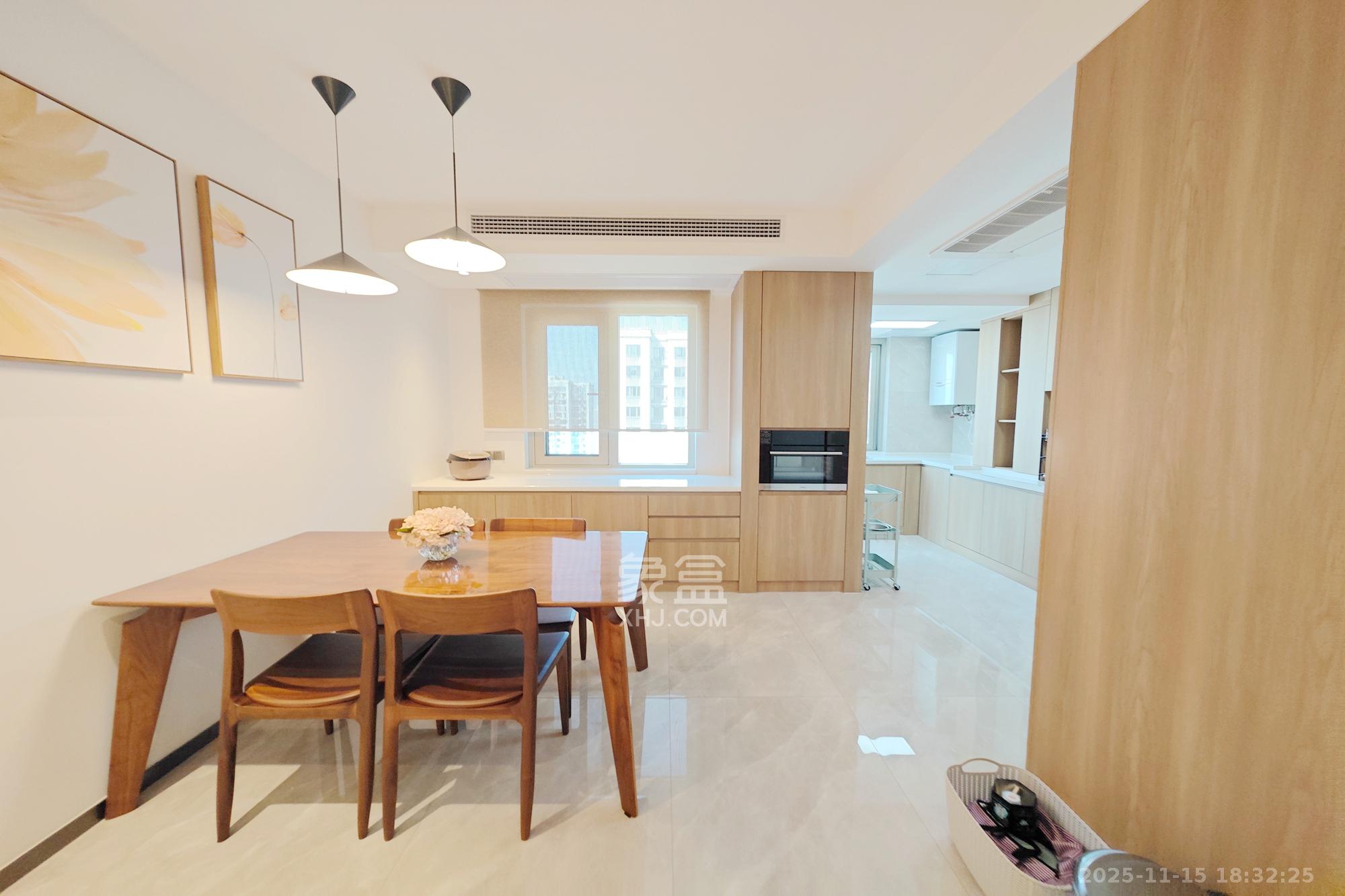 天翼花园（中国电信单位房）  4室2厅2卫    230.0万客厅