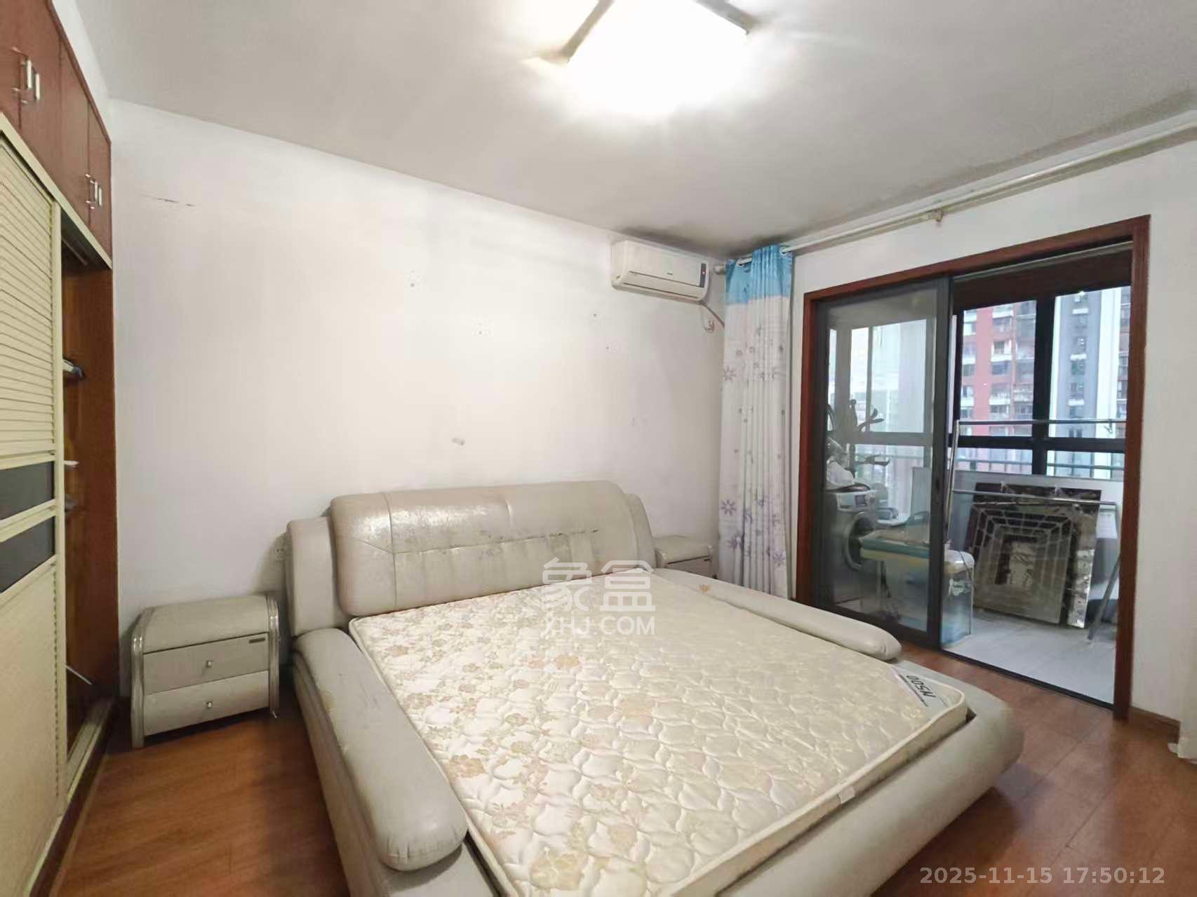 华润凤凰城二期  1室2厅1卫    2200.0元/月室内图