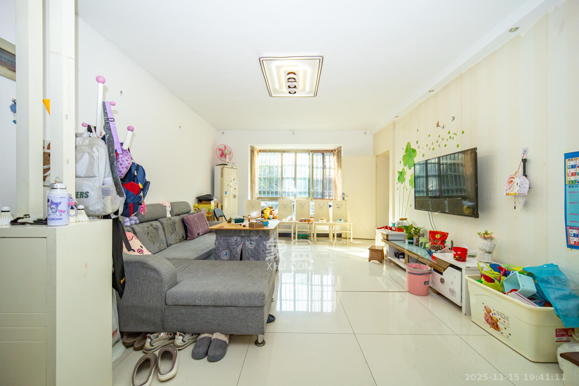 卧龙居国际村  3室2厅2卫    65.0万客厅