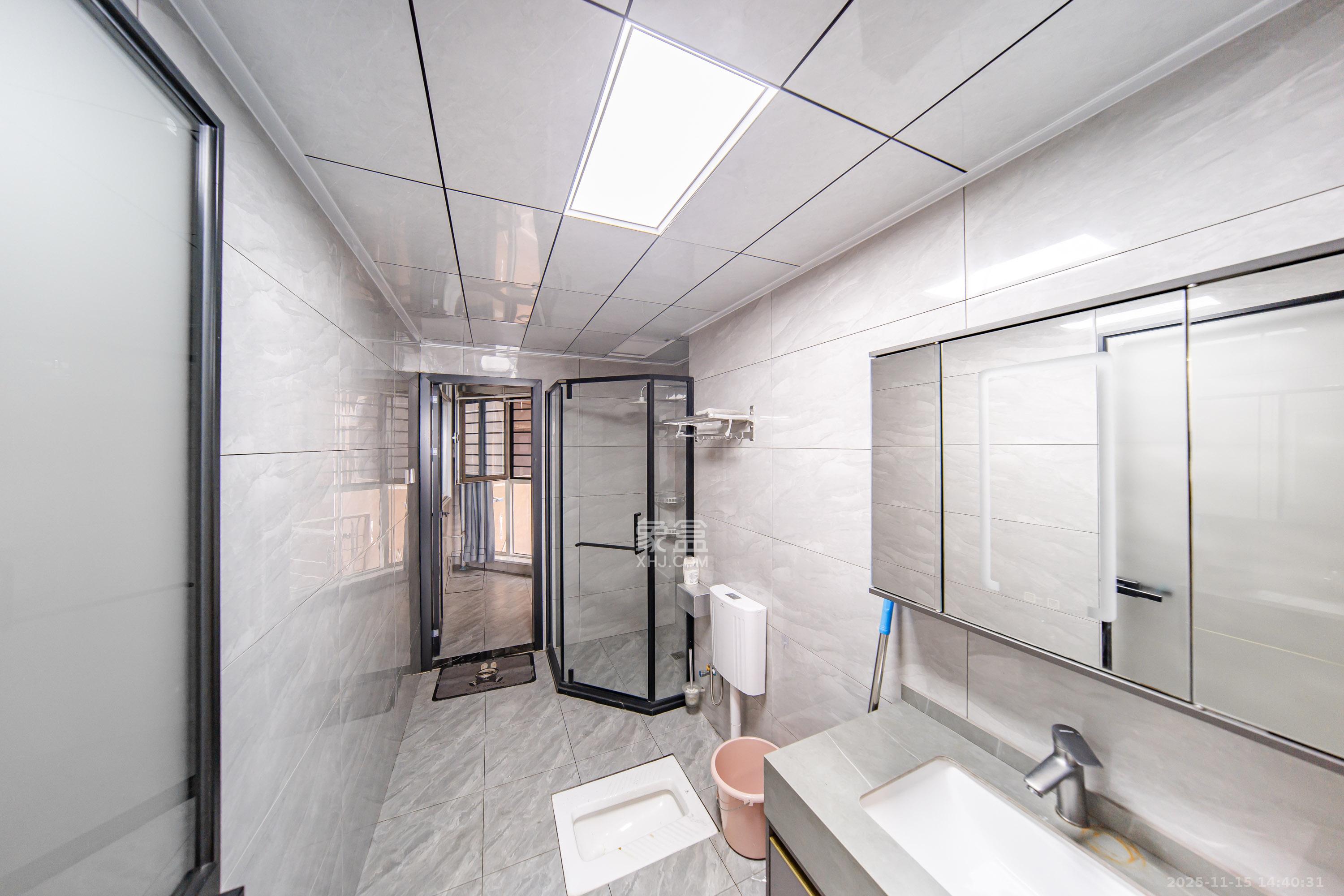 金色屋顶  5室2厅3卫    260.0万卫生间