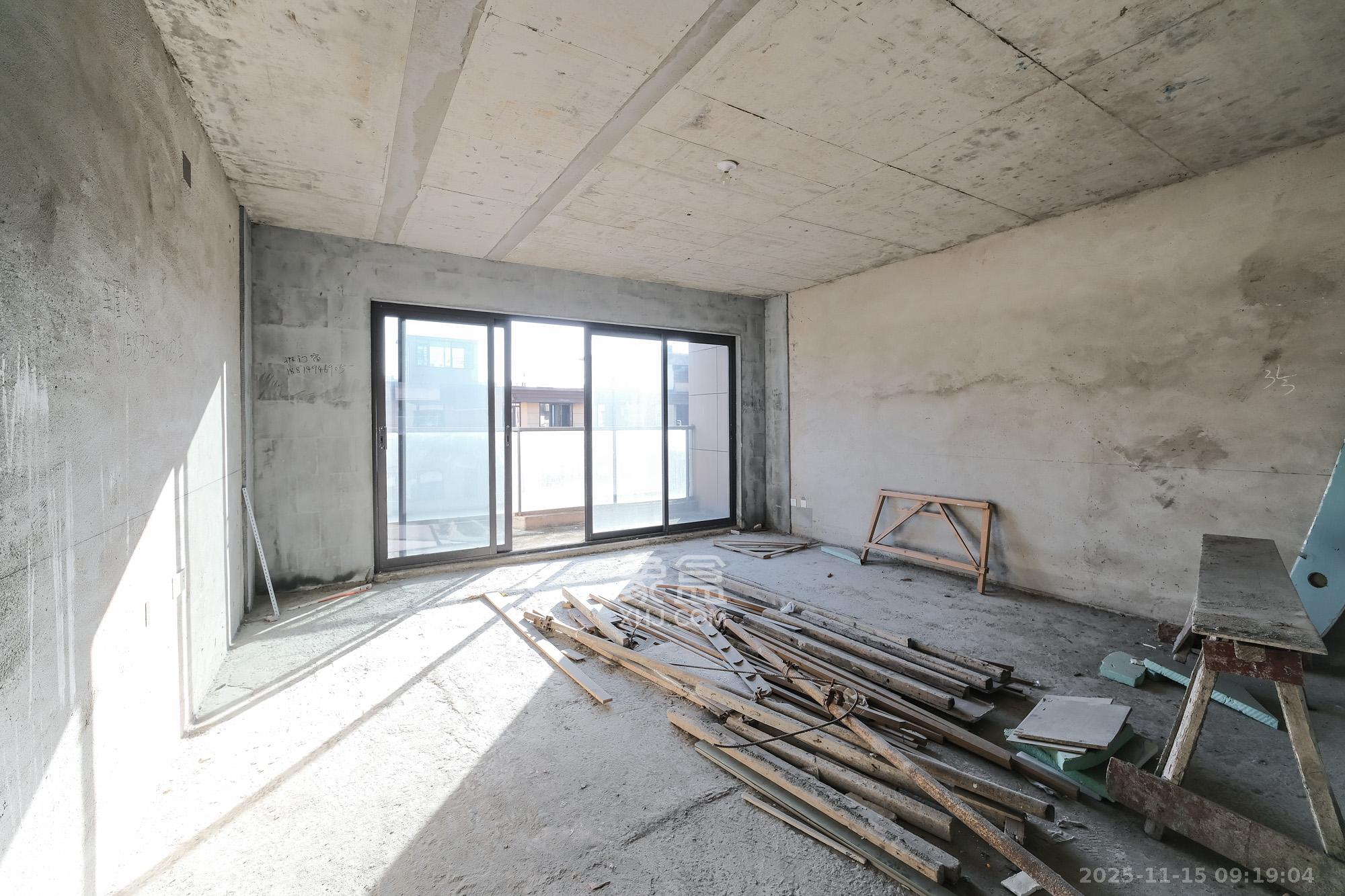 合能枫丹新里 4室2厅2卫 130.0万 合能枫丹新里 4室2厅2卫 130.0万客厅