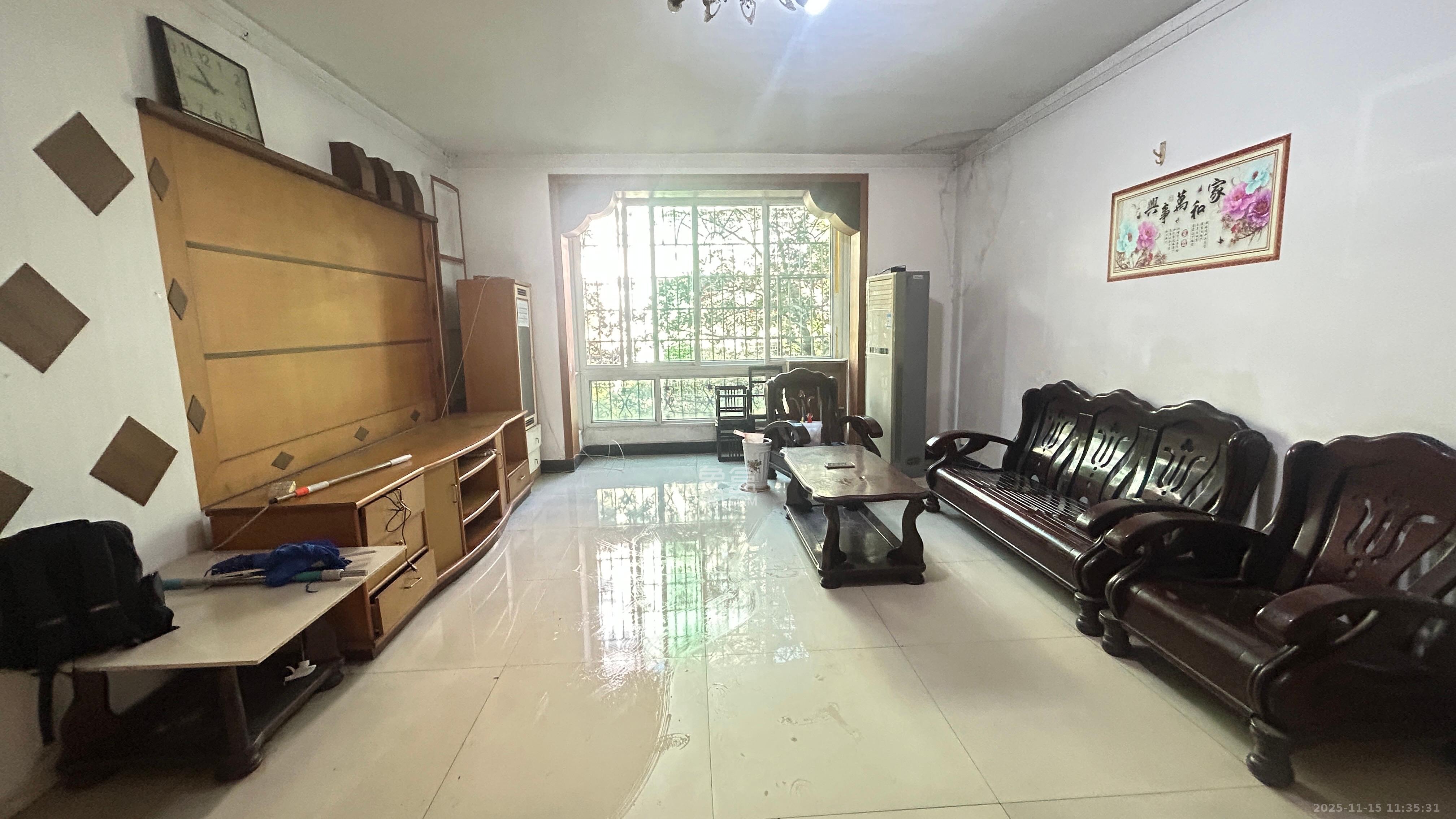 欣安小区  3室2厅2卫    1600.0元/月