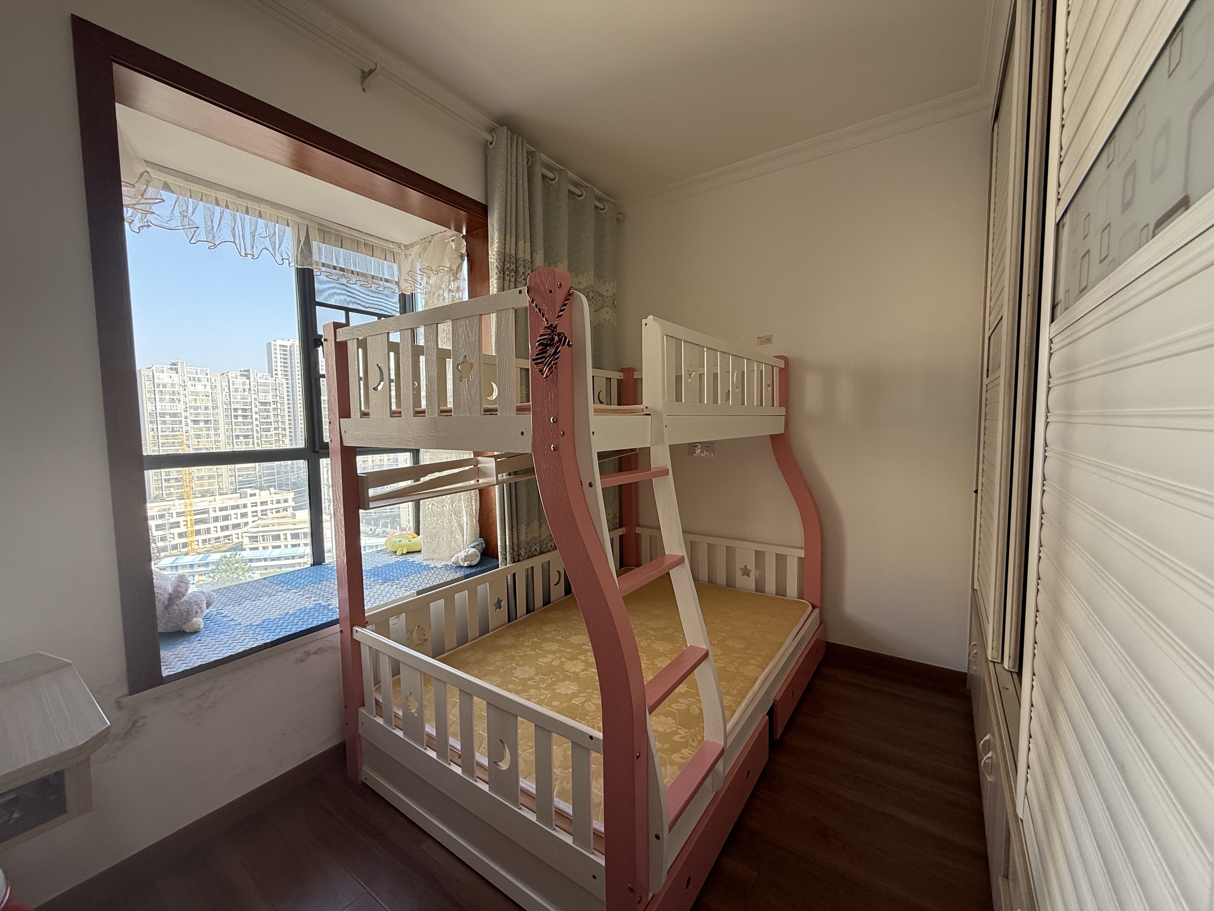 水域中央 4室2厅2卫 2200.0元/月 水域中央 4室2厅2卫 2200.0元/月室内图