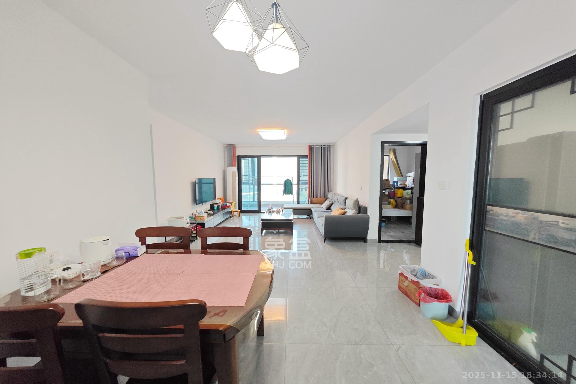 保利大都汇四期 4室2厅2卫 155.0万 保利大都汇四期 4室2厅2卫 155.0万客厅