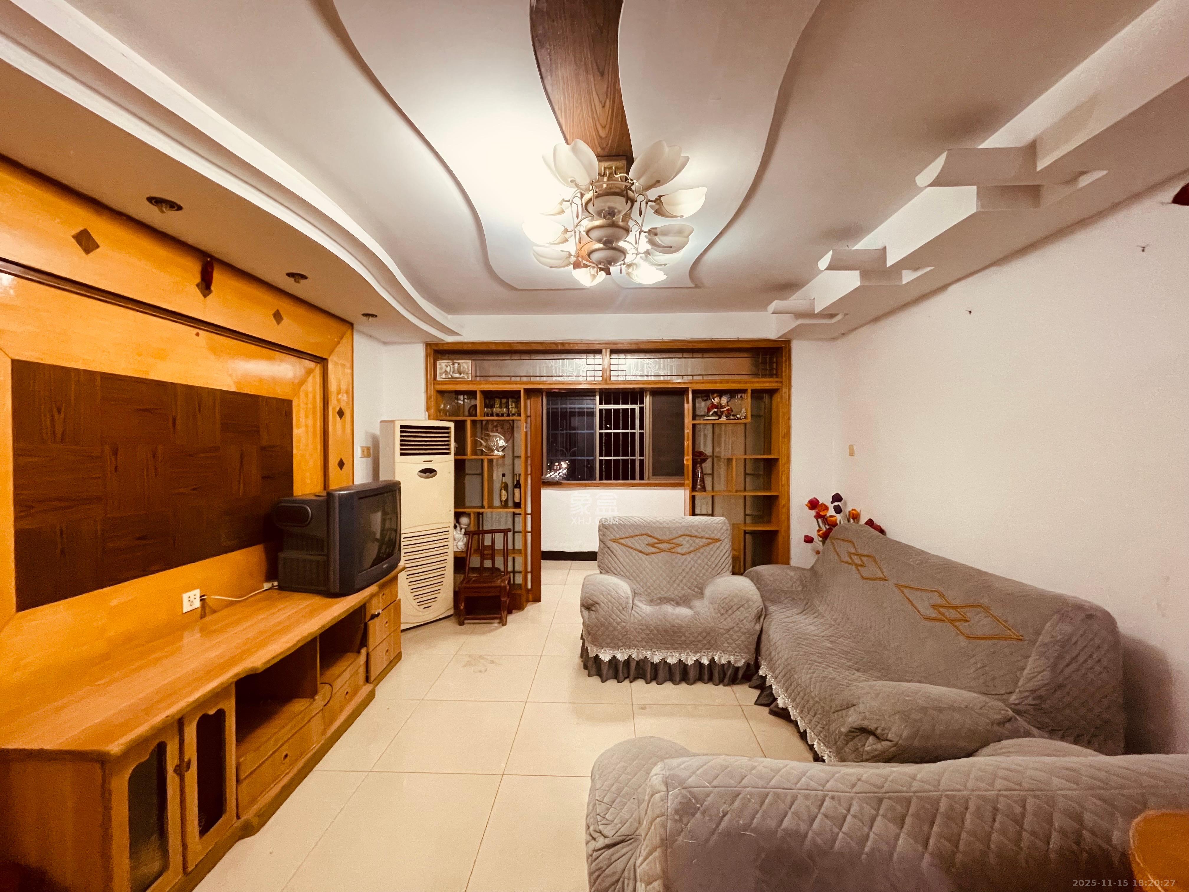 阳明山庄  3室2厅1卫    2200.0元/月