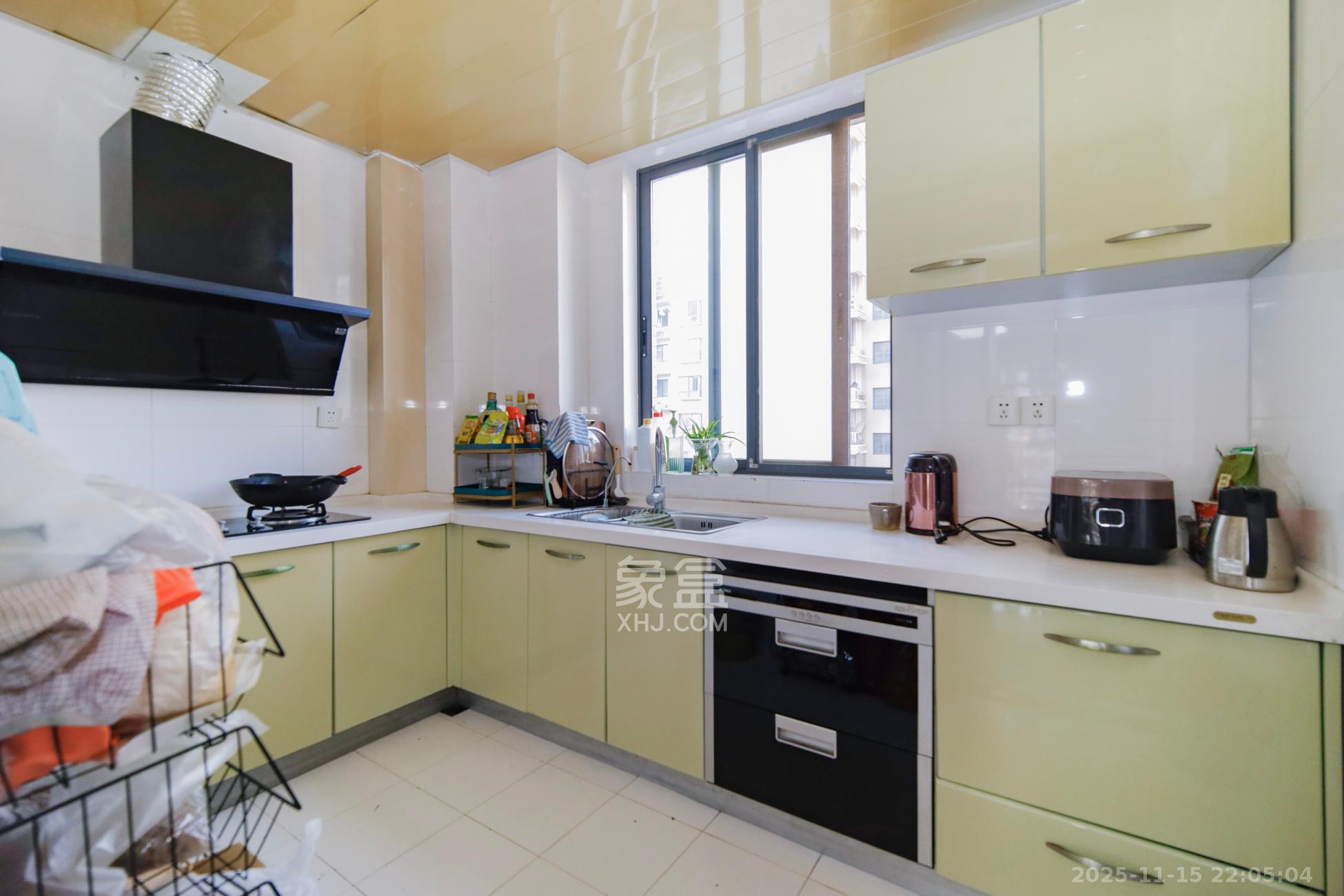 满庭芳小区  3室2厅2卫    88.0万厨房