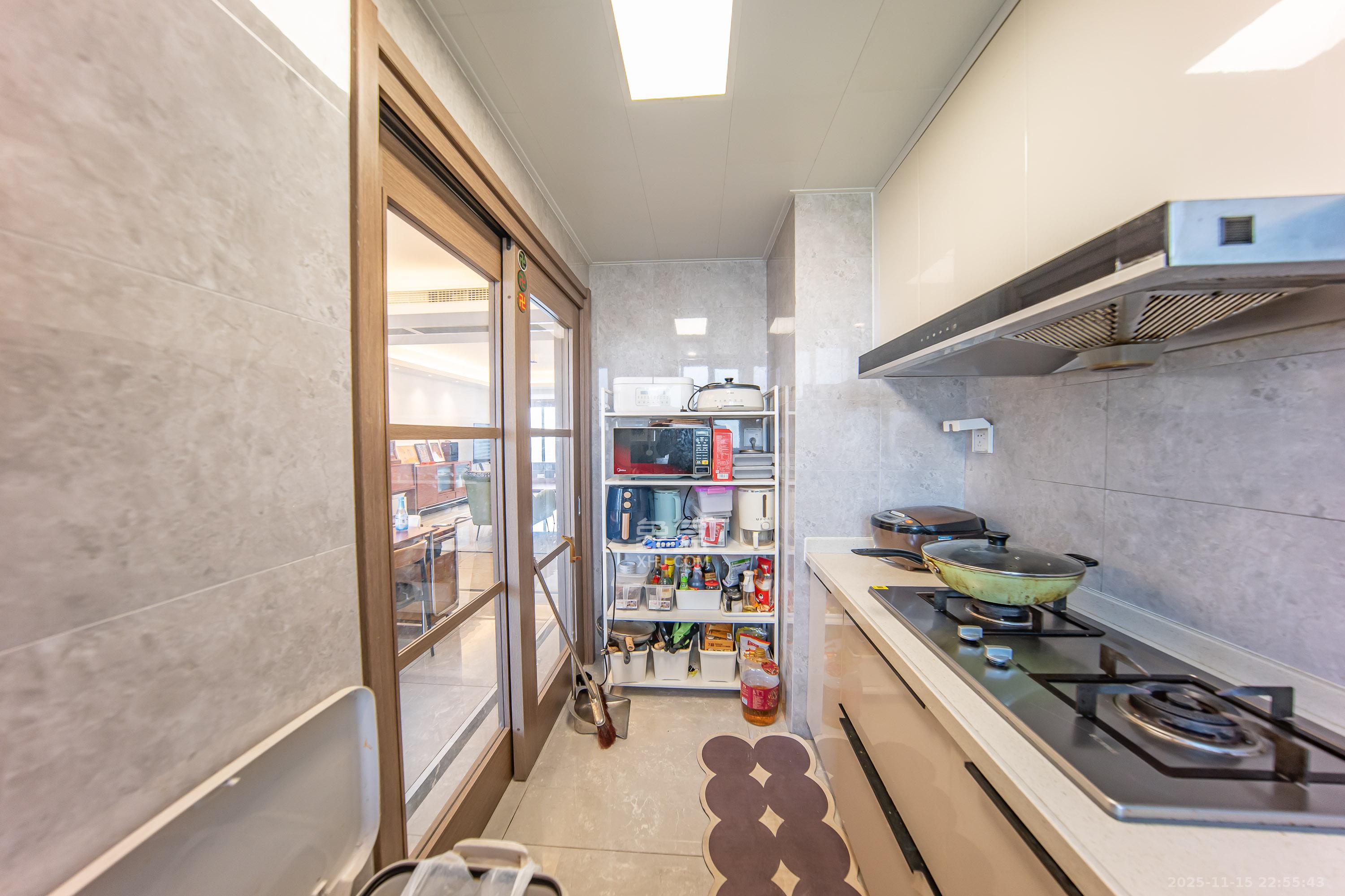 映客龙湖璟翠公馆(映客龙湖璟翠中心) 4室2厅2卫 175.0万 映客龙湖璟翠公馆(映客龙湖璟翠中心) 4室2厅2卫 175.0万厨房