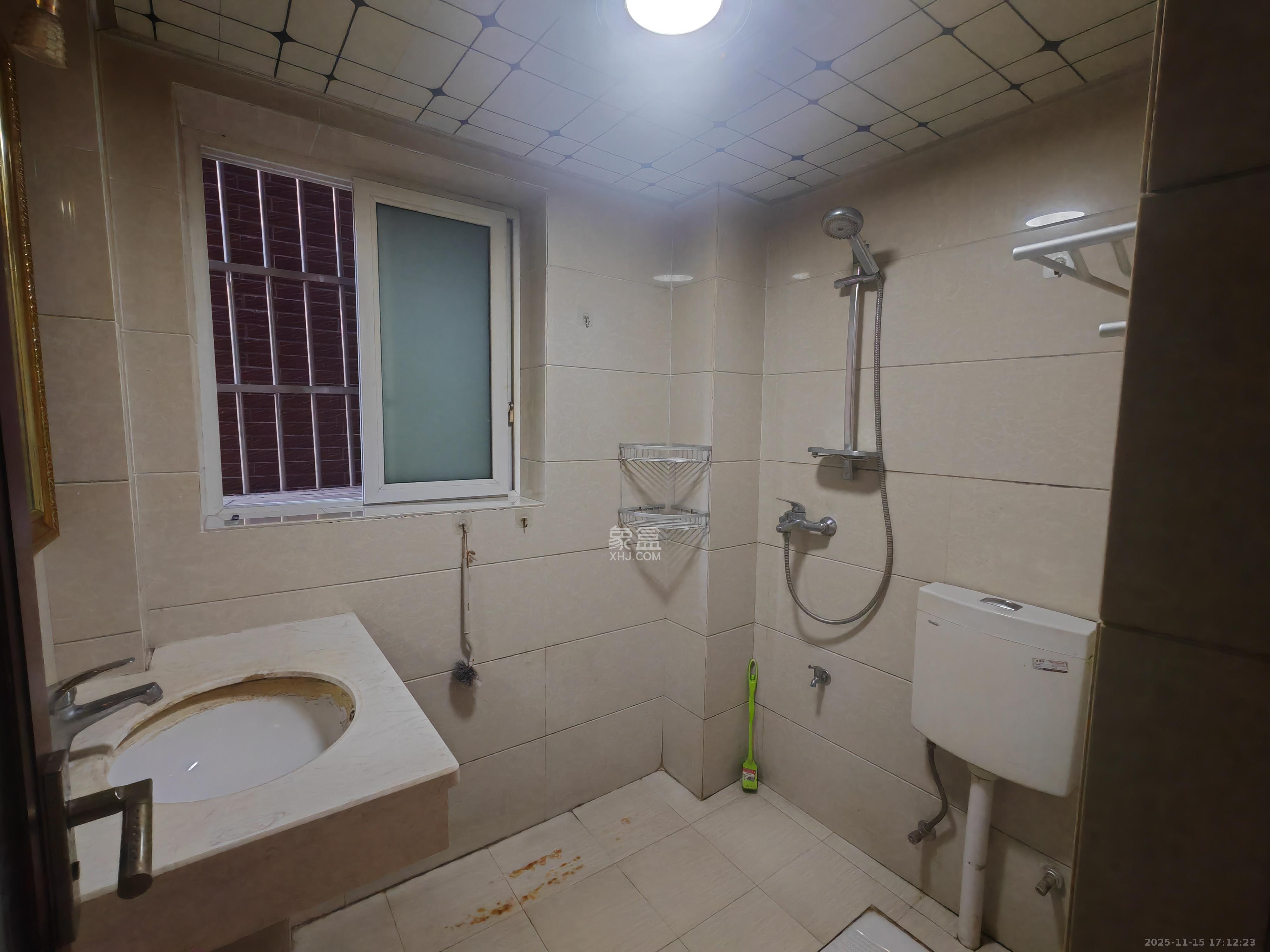 彩都公寓  3室2厅2卫    2000.0元/月室内图