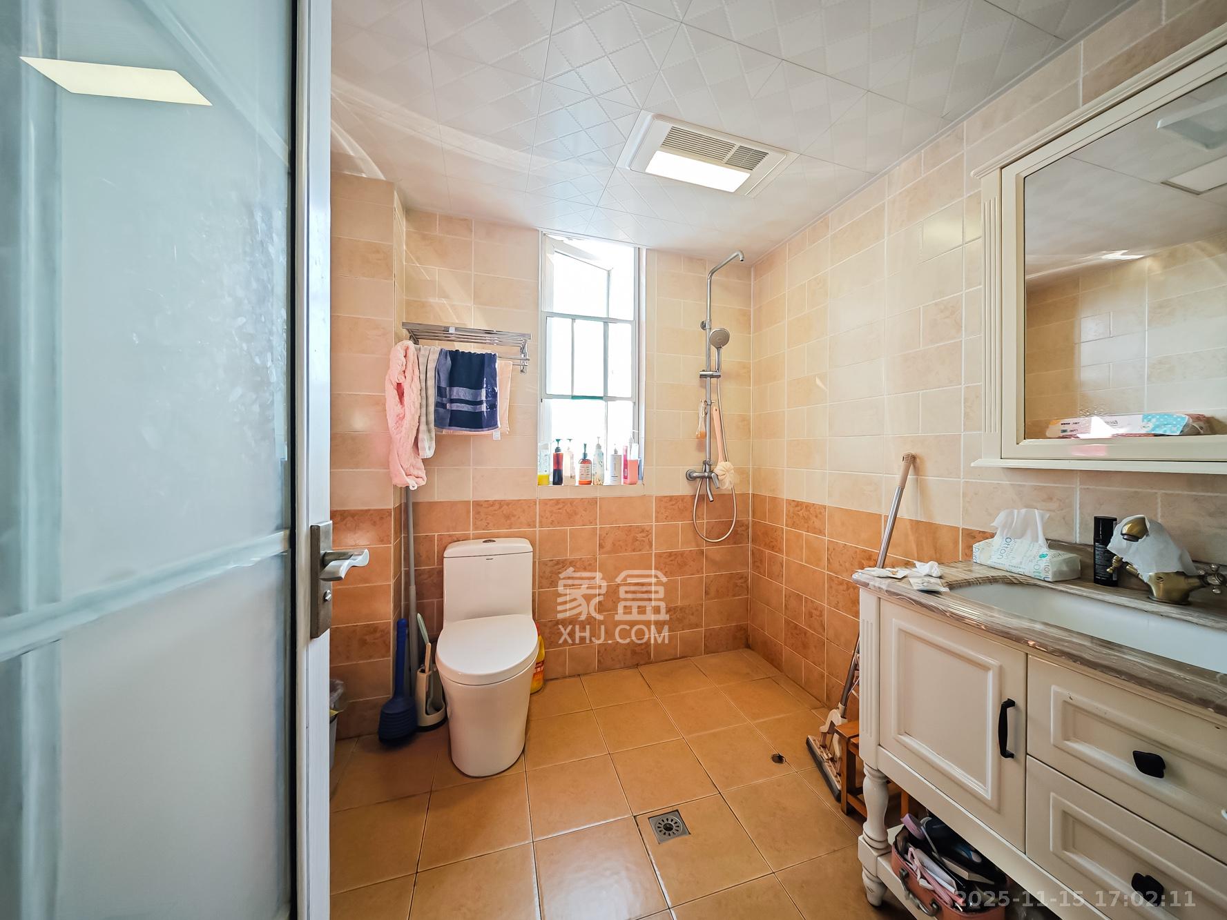 水映加州  3室2厅2卫    198.0万卫生间