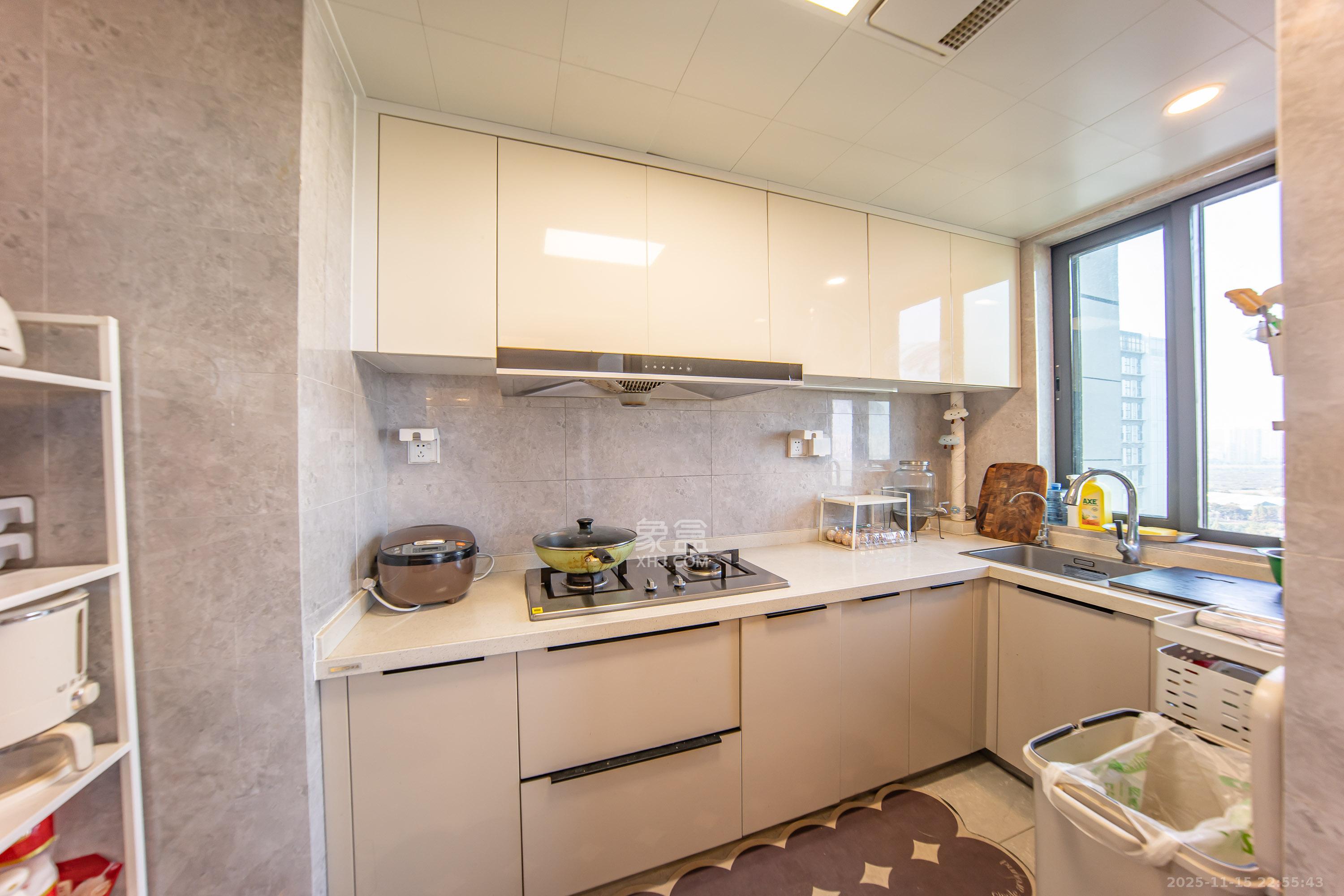 映客龙湖璟翠公馆（映客龙湖璟翠中心）  4室2厅2卫    175.0万厨房