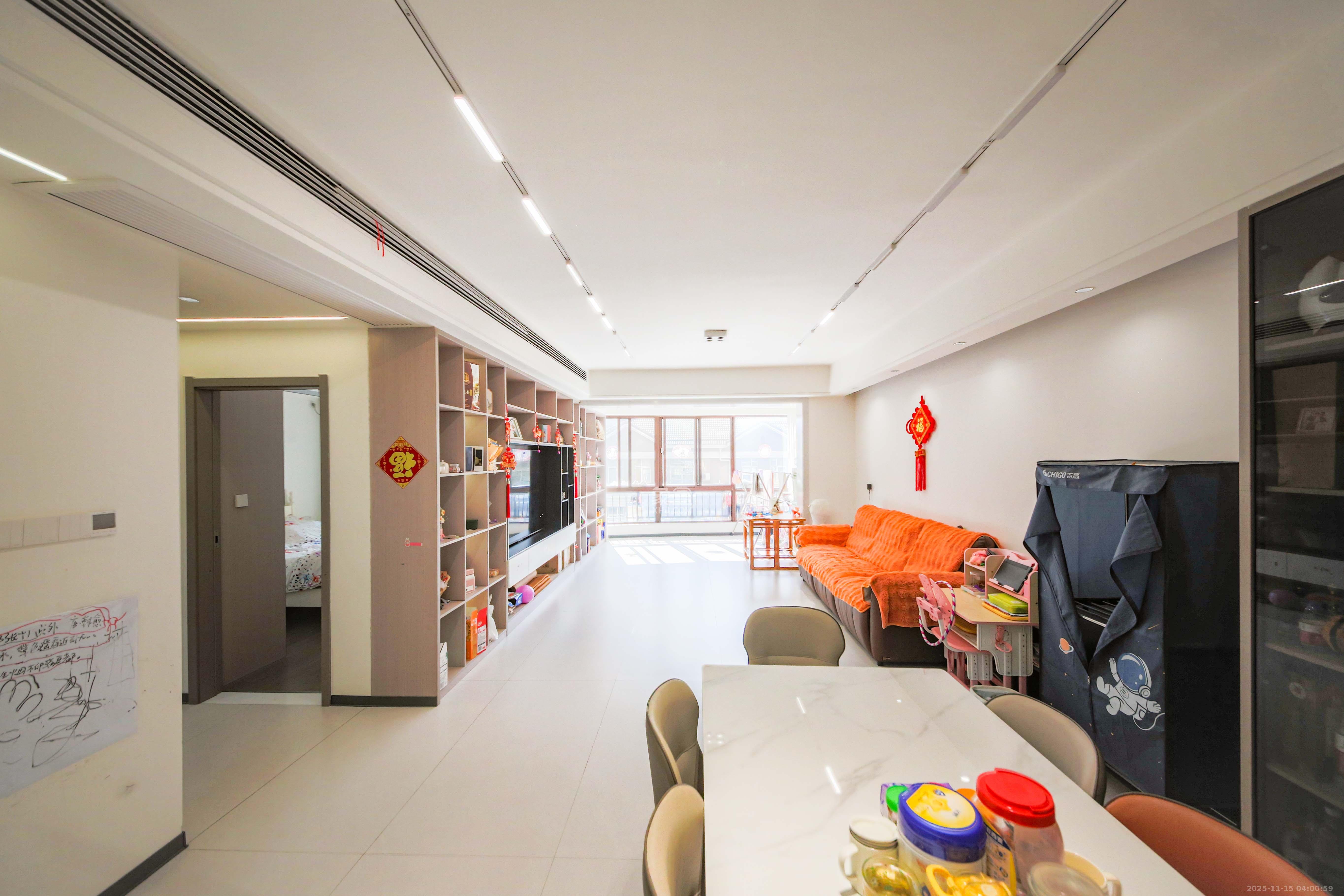 HC新城（建工集团单位房）  4室2厅2卫    202.0万客厅