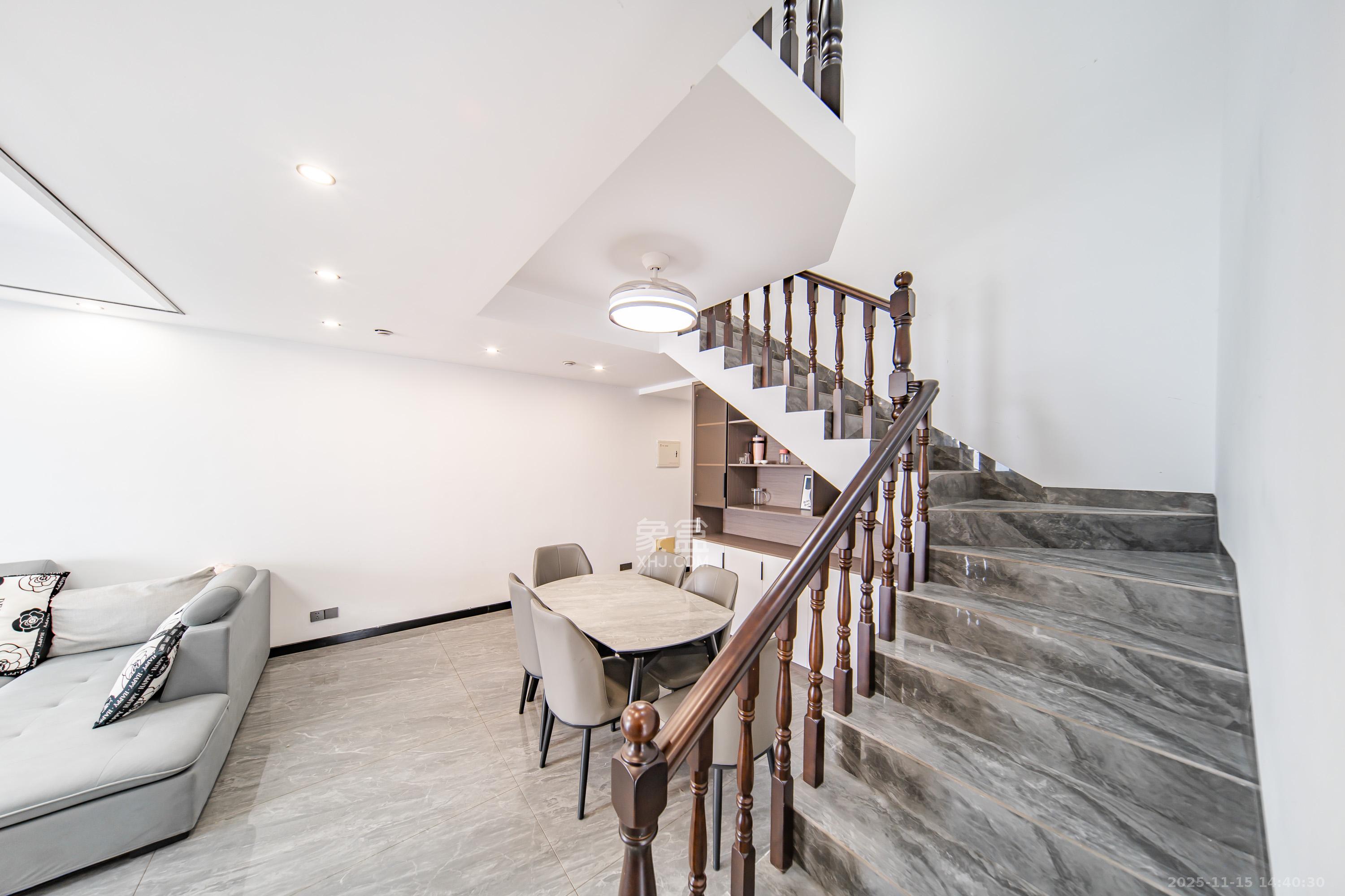 金色屋顶  5室2厅3卫    260.0万其他