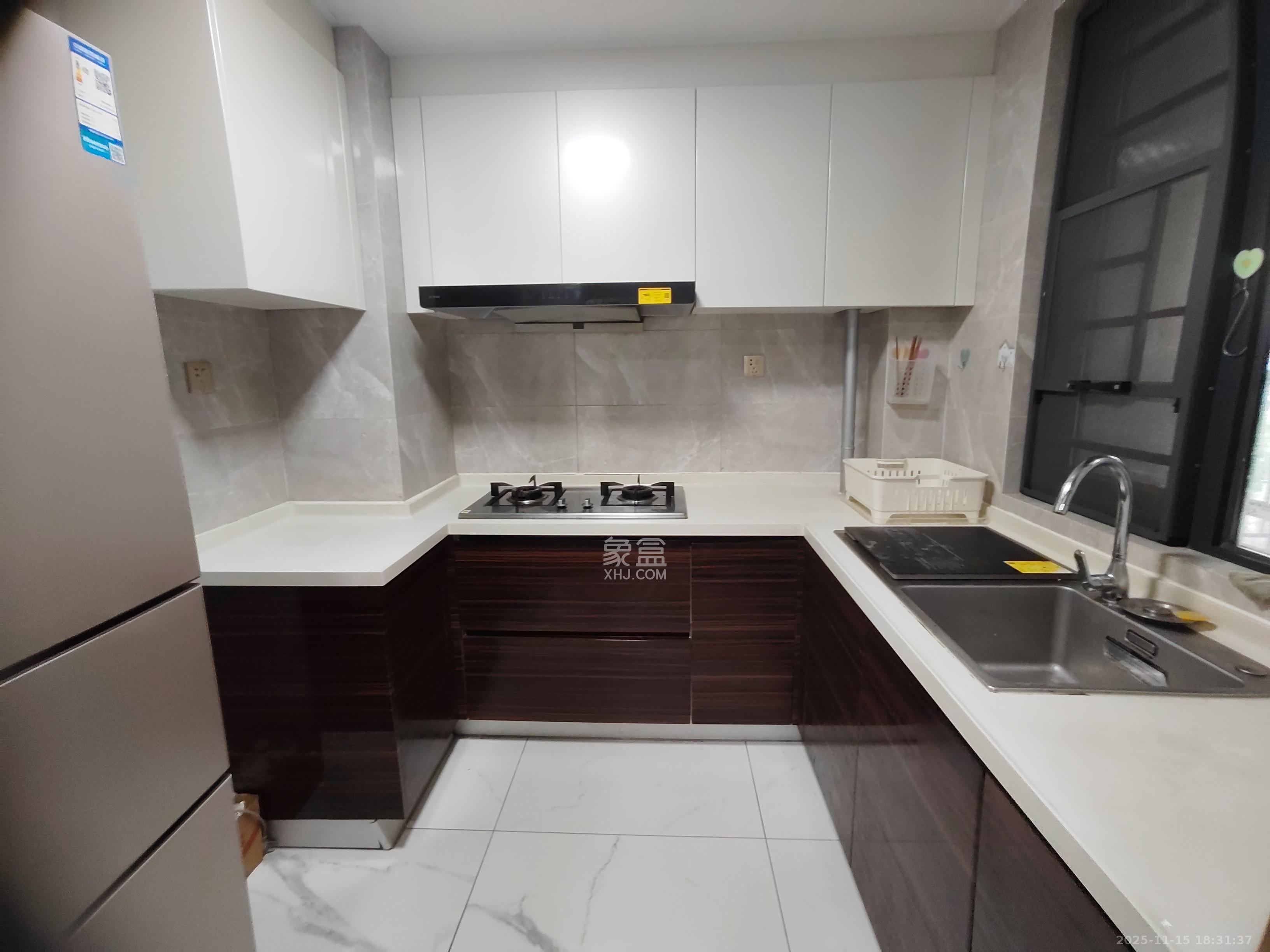 中海阅麓山二期  3室2厅2卫    2900.0元/月室内图