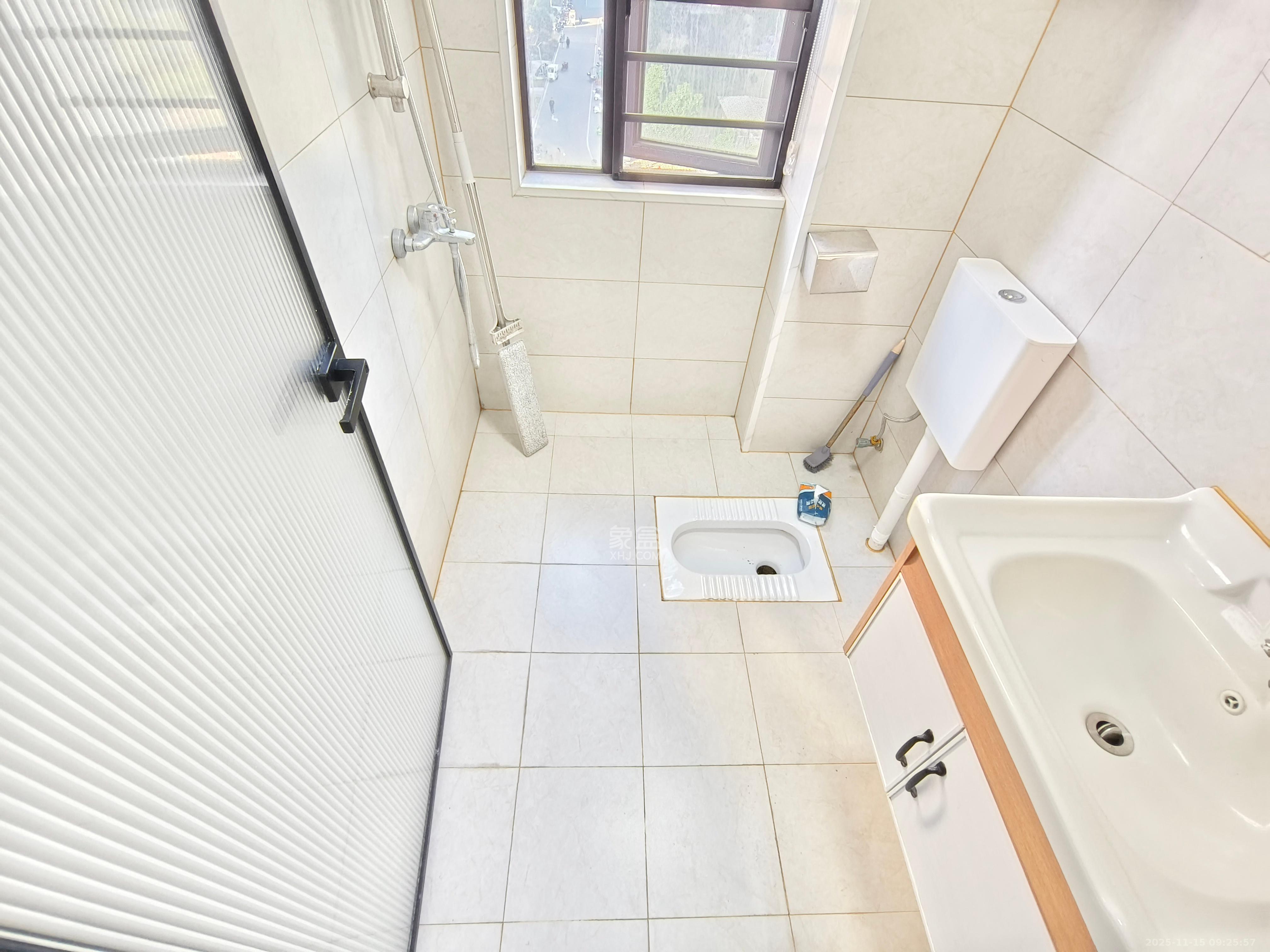 和润园三期  2室2厅1卫    2400.0元/月室内图