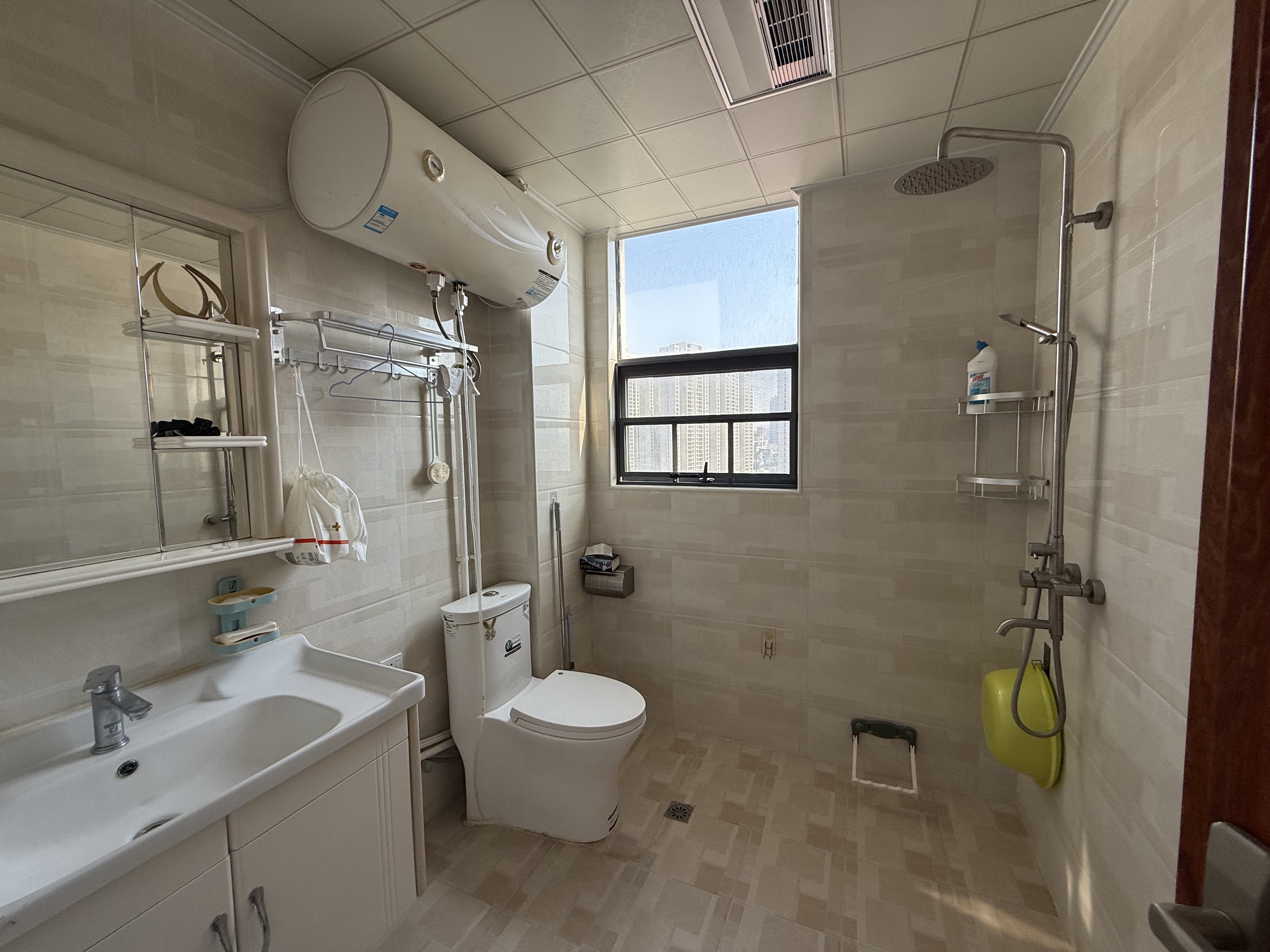 水域中央 4室2厅2卫 2200.0元/月 水域中央 4室2厅2卫 2200.0元/月室内图