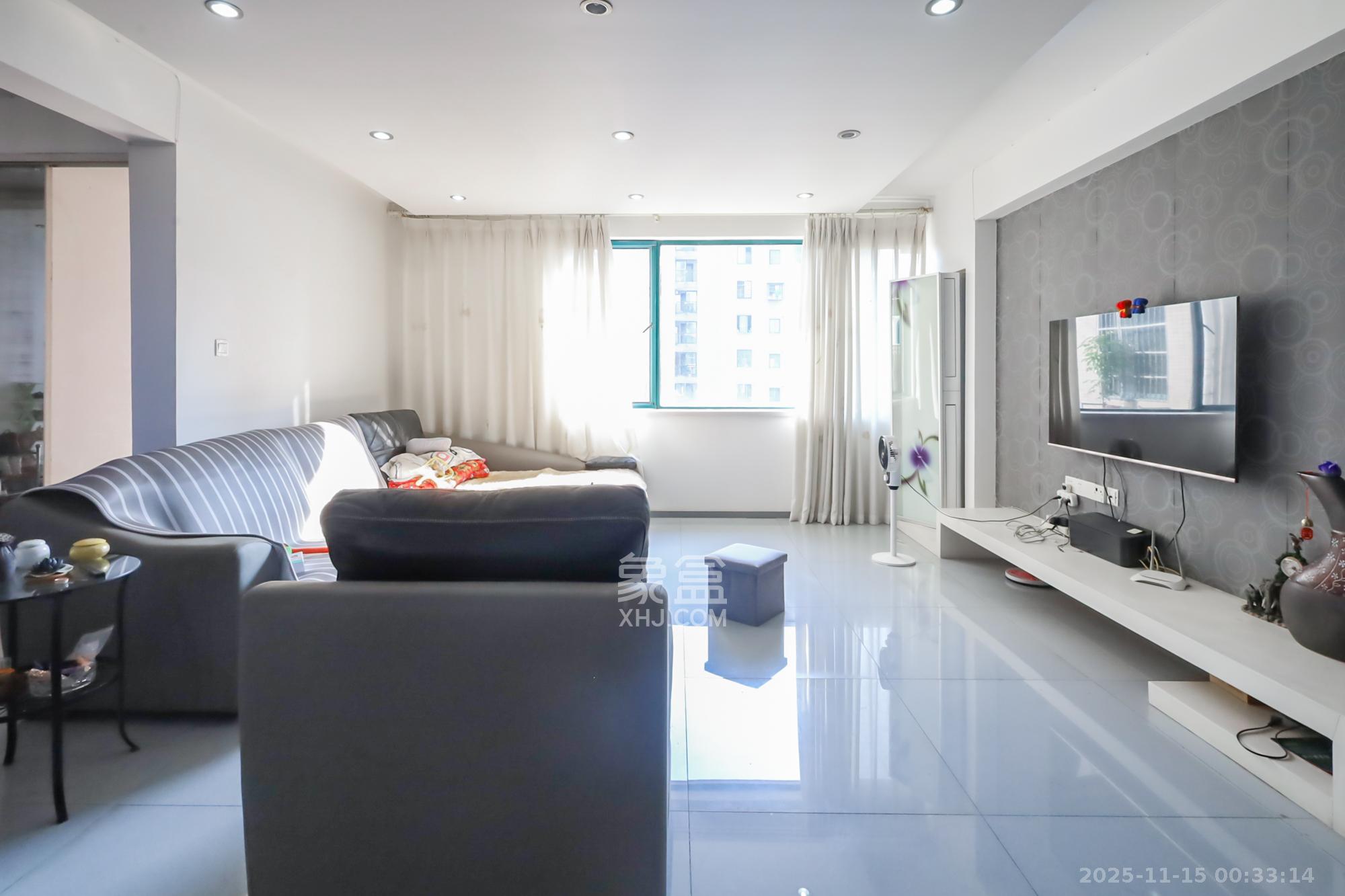 西湖丽景  4室2厅2卫    180.0万