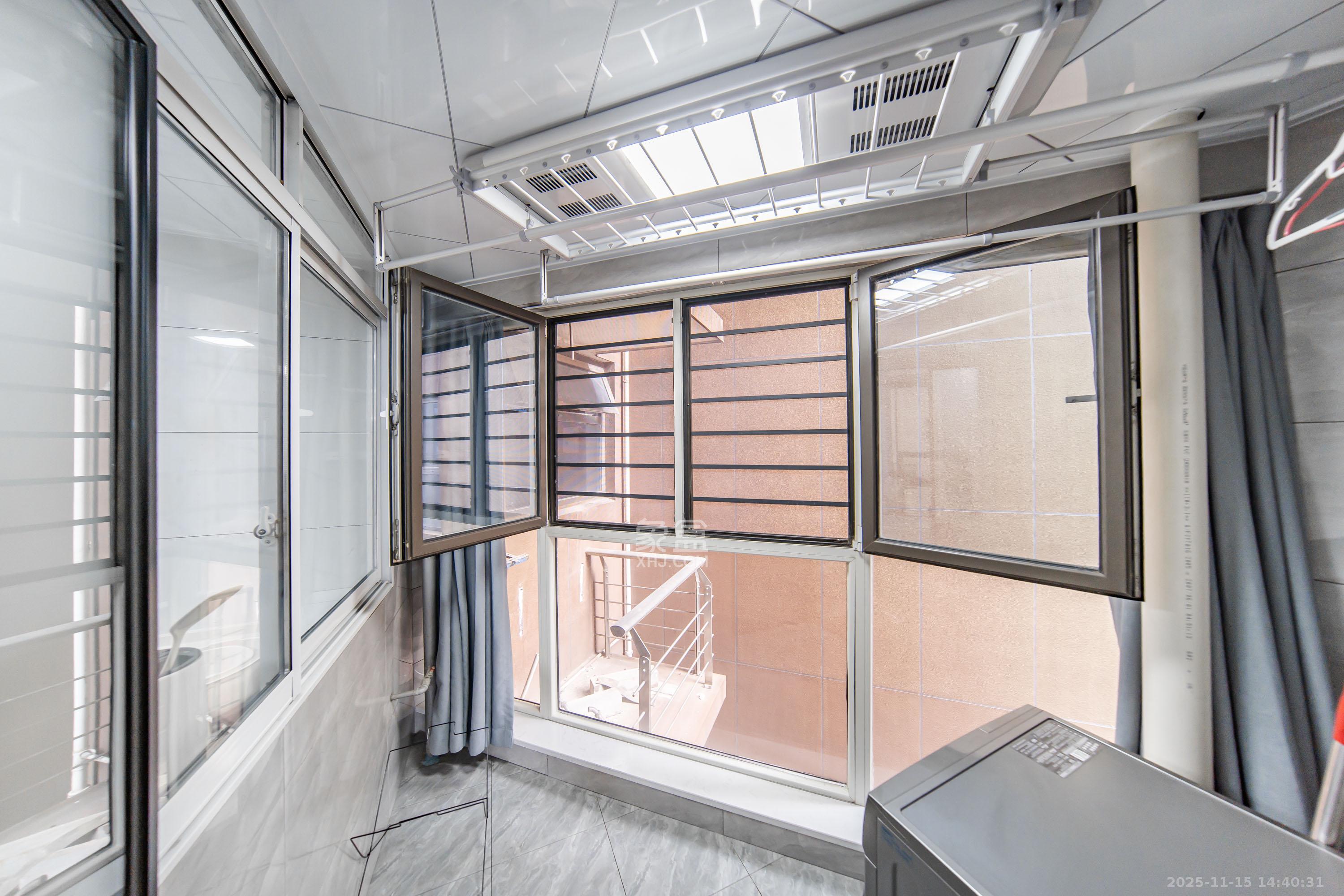 金色屋顶 5室2厅3卫 260.0万 金色屋顶 5室2厅3卫 260.0万阳台