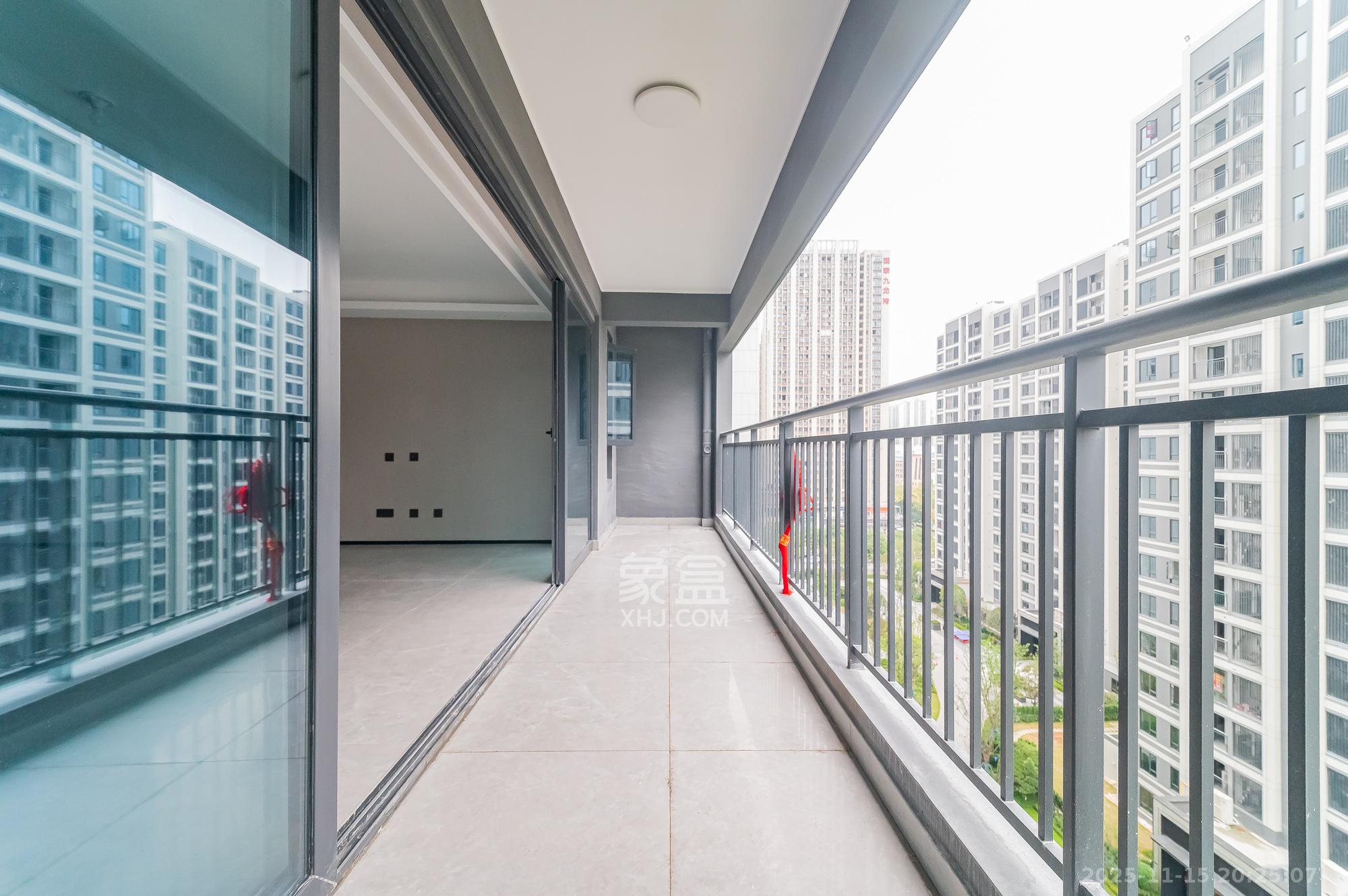 万科松湖天地 4室2厅3卫 245.0万 万科松湖天地 4室2厅3卫 245.0万阳台