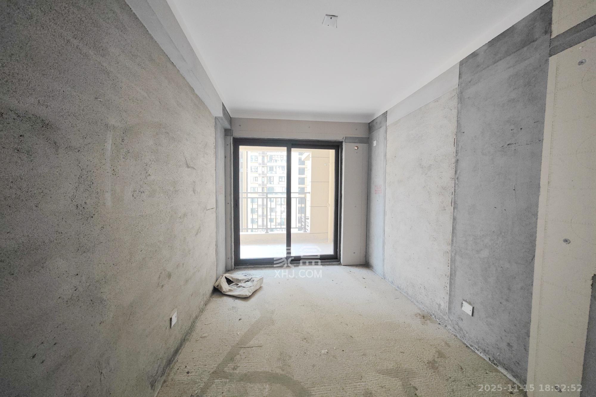 大都汇天悦(保利大都汇三期) 4室2厅2卫 195.0万 大都汇天悦(保利大都汇三期) 4室2厅2卫 195.0万卧室