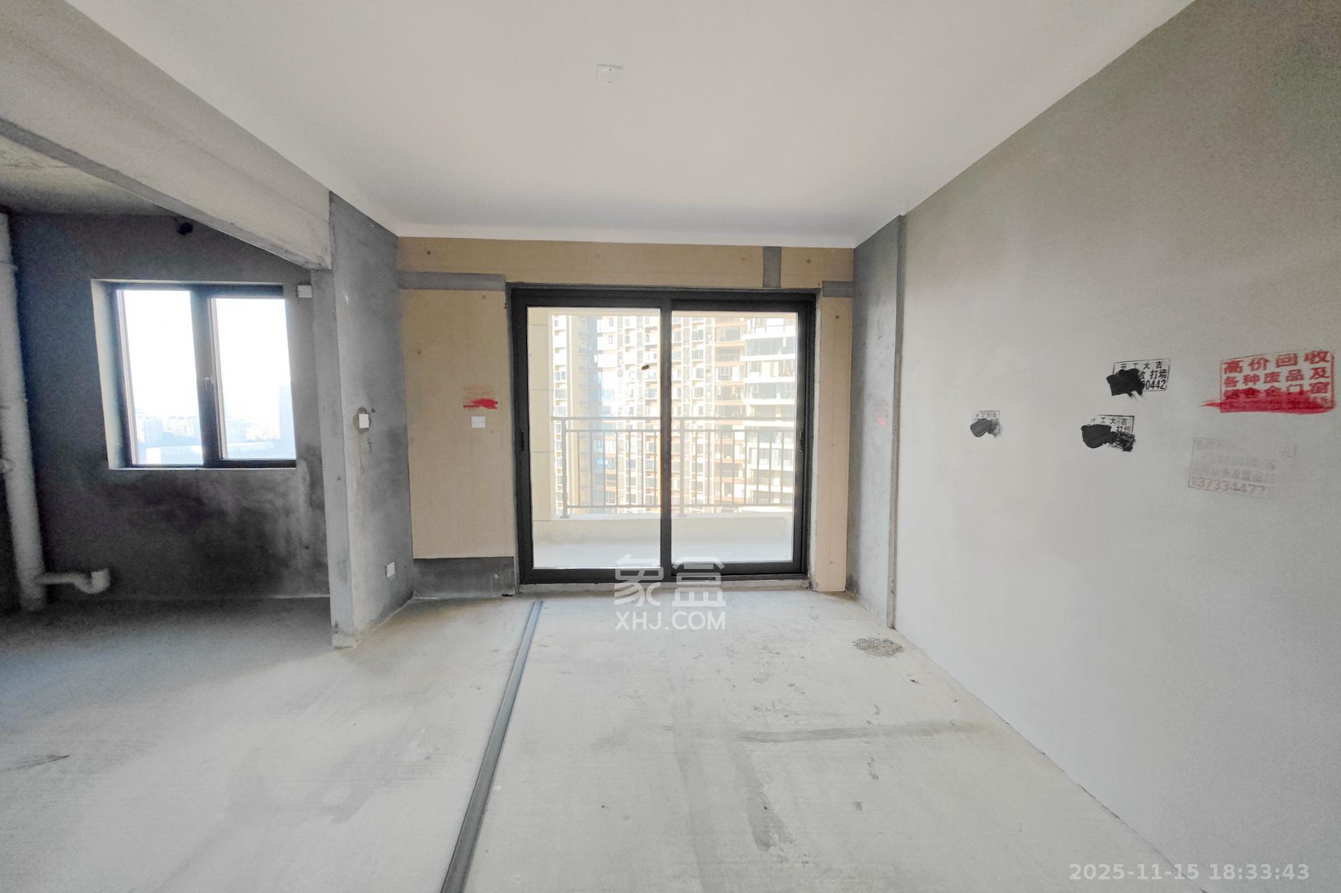 大都汇天悦(保利大都汇三期) 5室2厅2卫 208.0万 大都汇天悦(保利大都汇三期) 5室2厅2卫 208.0万客厅