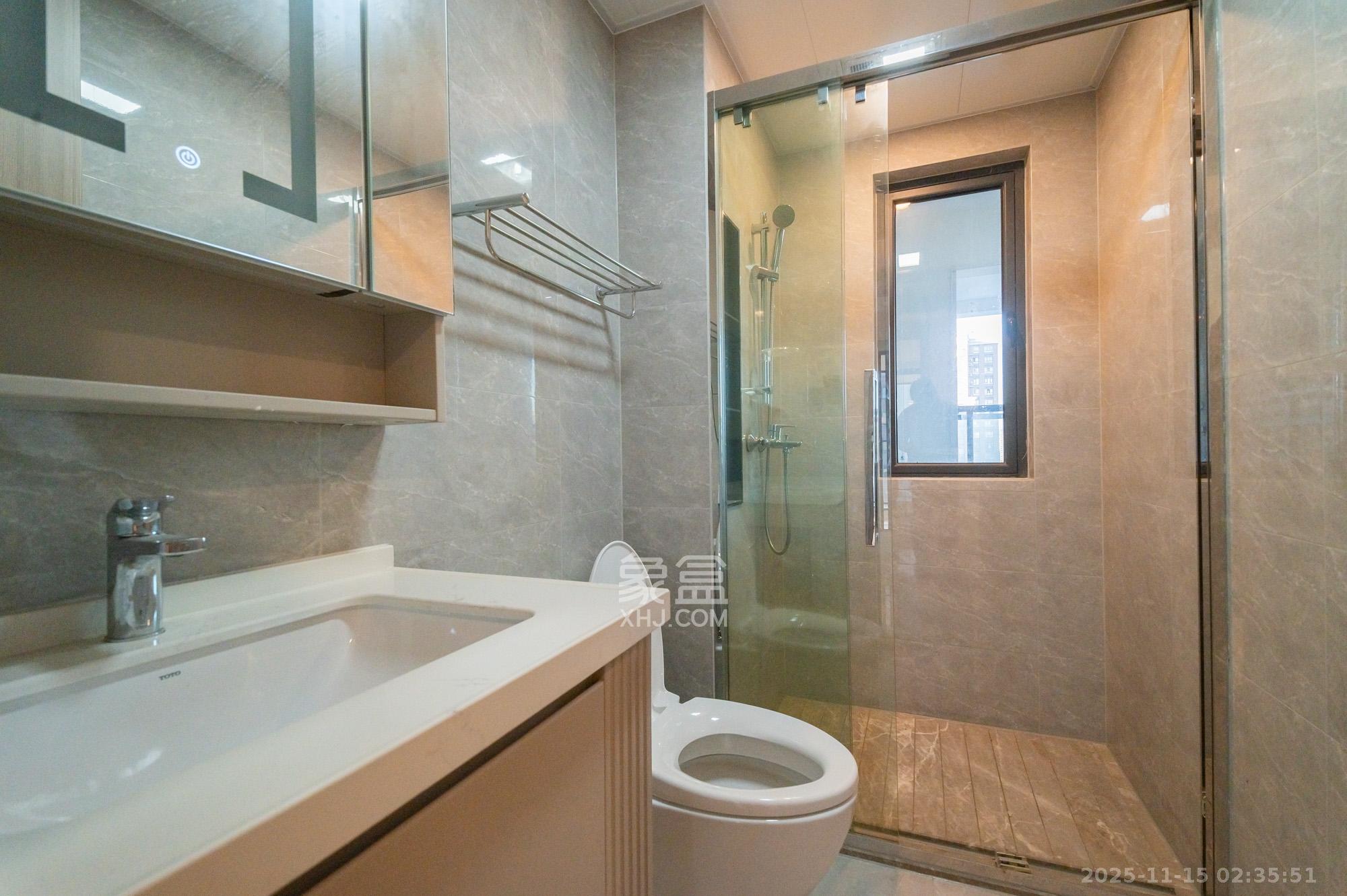 三一云谷  3室2厅2卫    98.8万卫生间