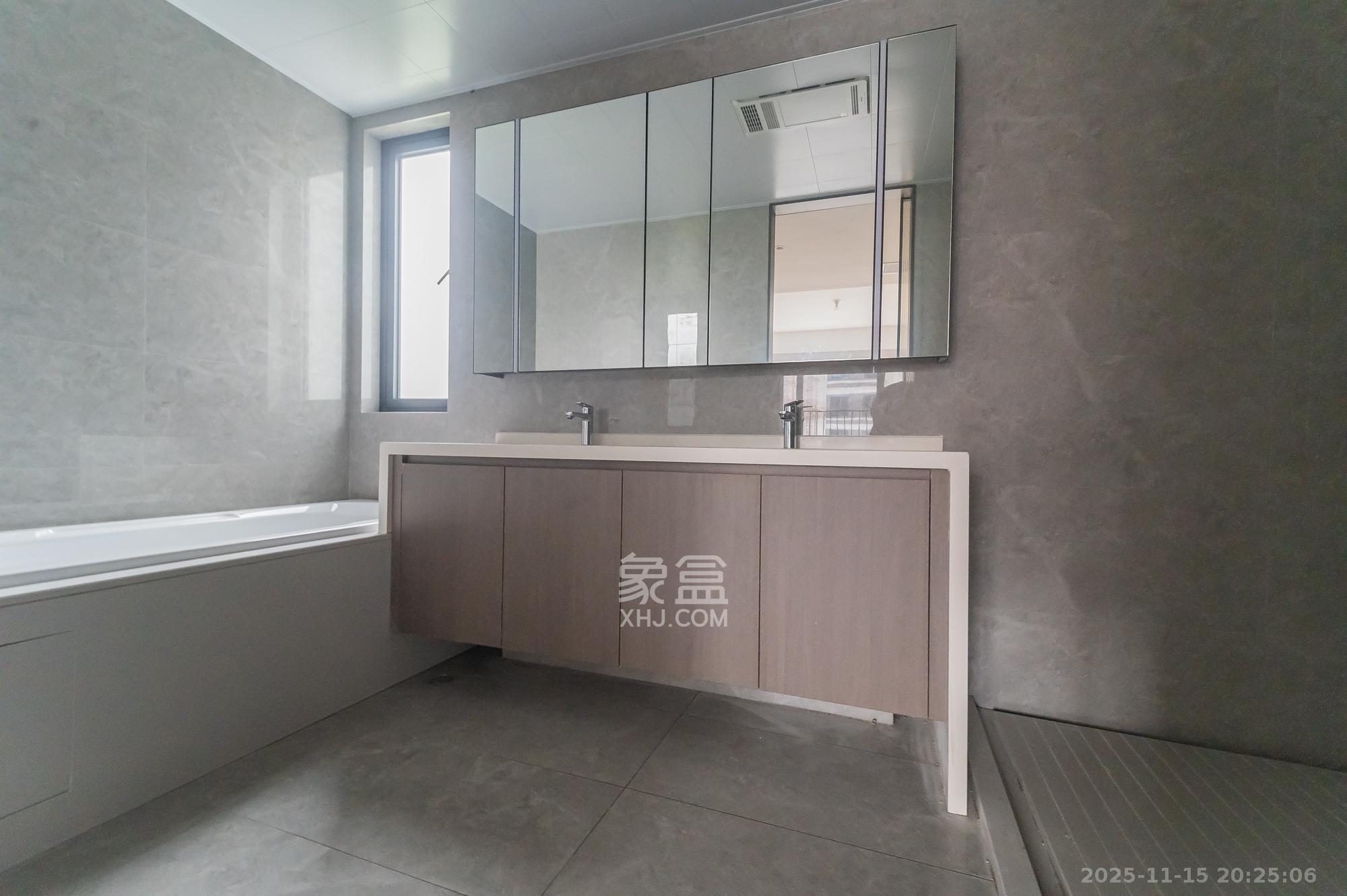 万科松湖天地 4室2厅3卫 245.0万 万科松湖天地 4室2厅3卫 245.0万卫生间