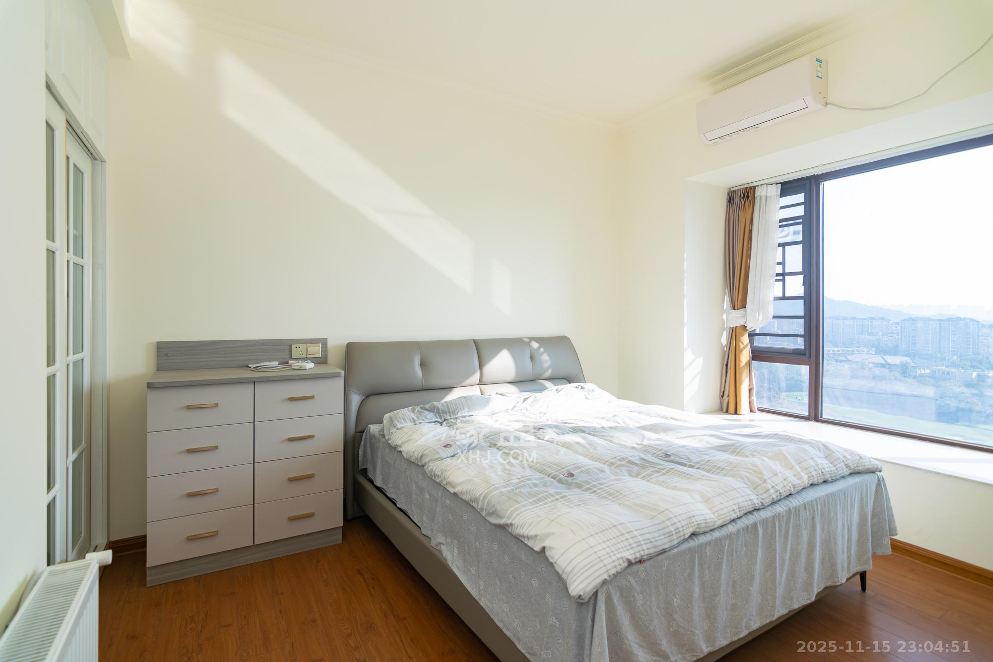 碧桂园高尔夫花园  5室2厅3卫    170.0万卧室