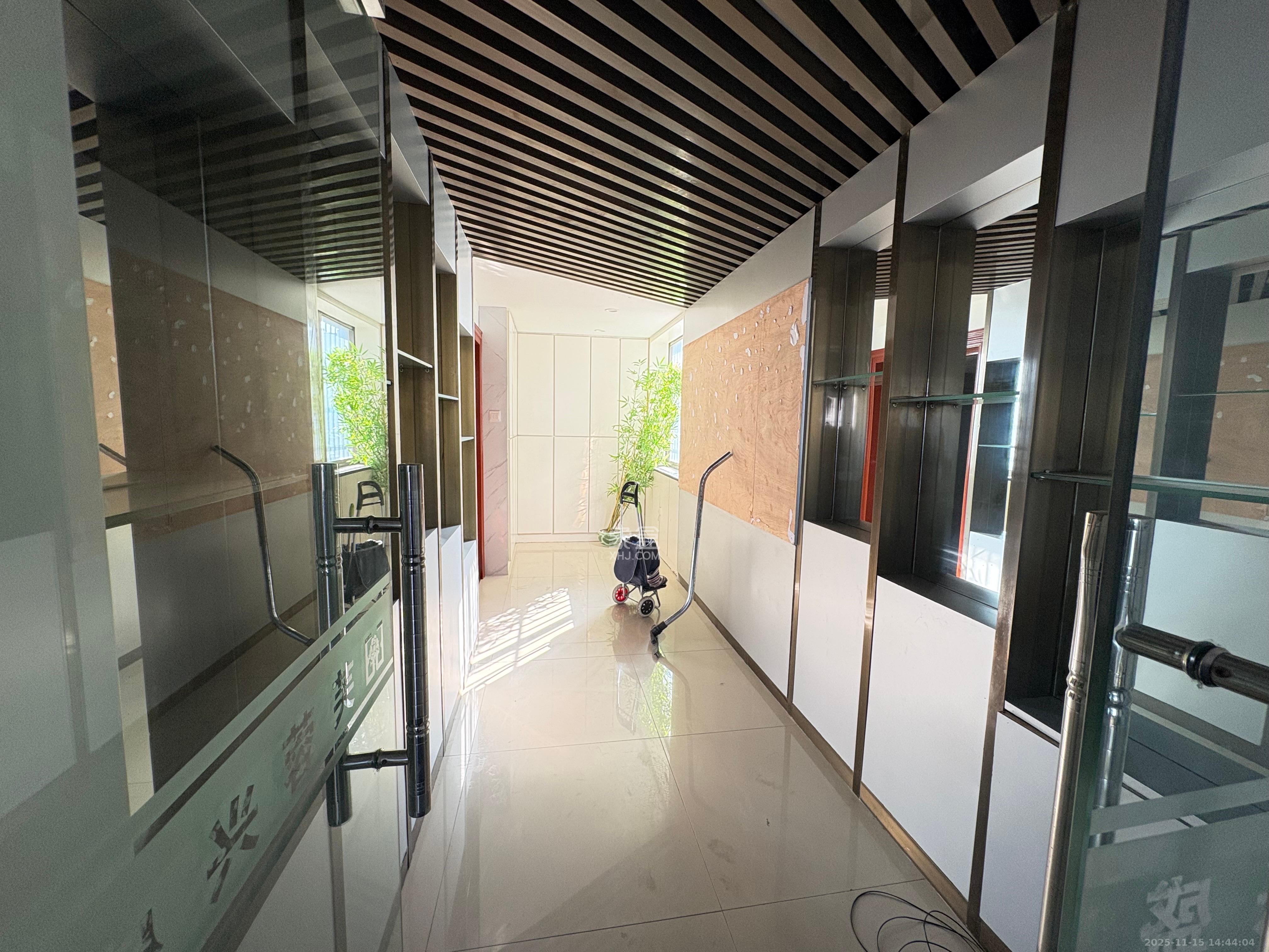 高桥现代商贸城 3室2厅2卫 3500.0元/月 高桥现代商贸城 3室2厅2卫 3500.0元/月室内图