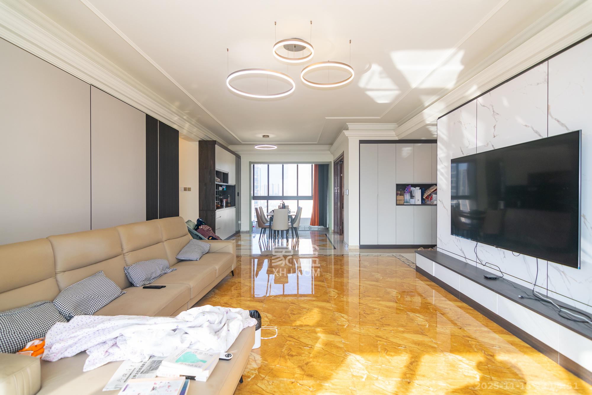 碧桂园高尔夫花园  5室2厅3卫    170.0万客厅