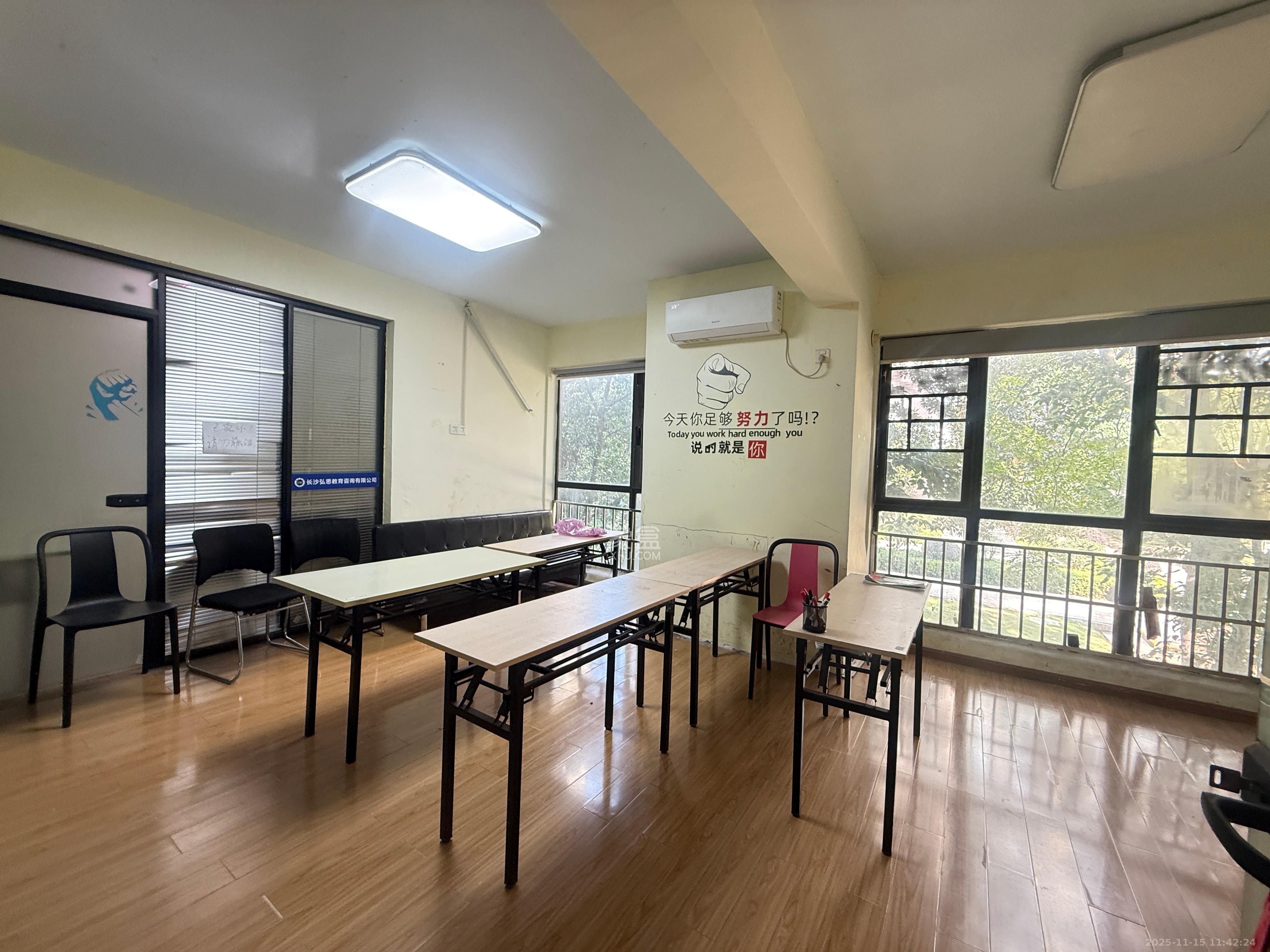 融科东南海 5室2厅1卫 3600.0元/月 融科东南海 5室2厅1卫 3600.0元/月室内图