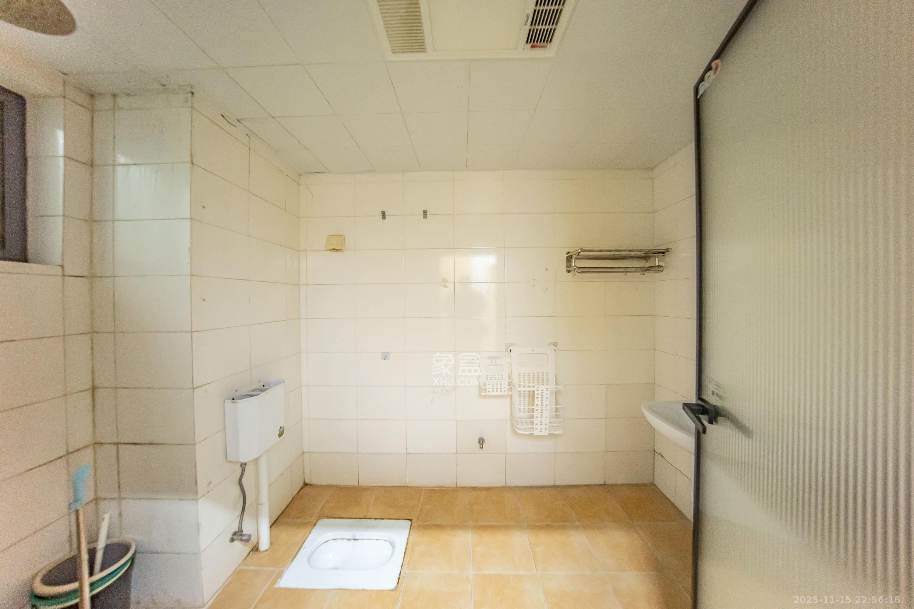 阳光100一期、四五期 1室2厅2卫 123.6万 阳光100一期、四五期 1室2厅2卫 123.6万卫生间