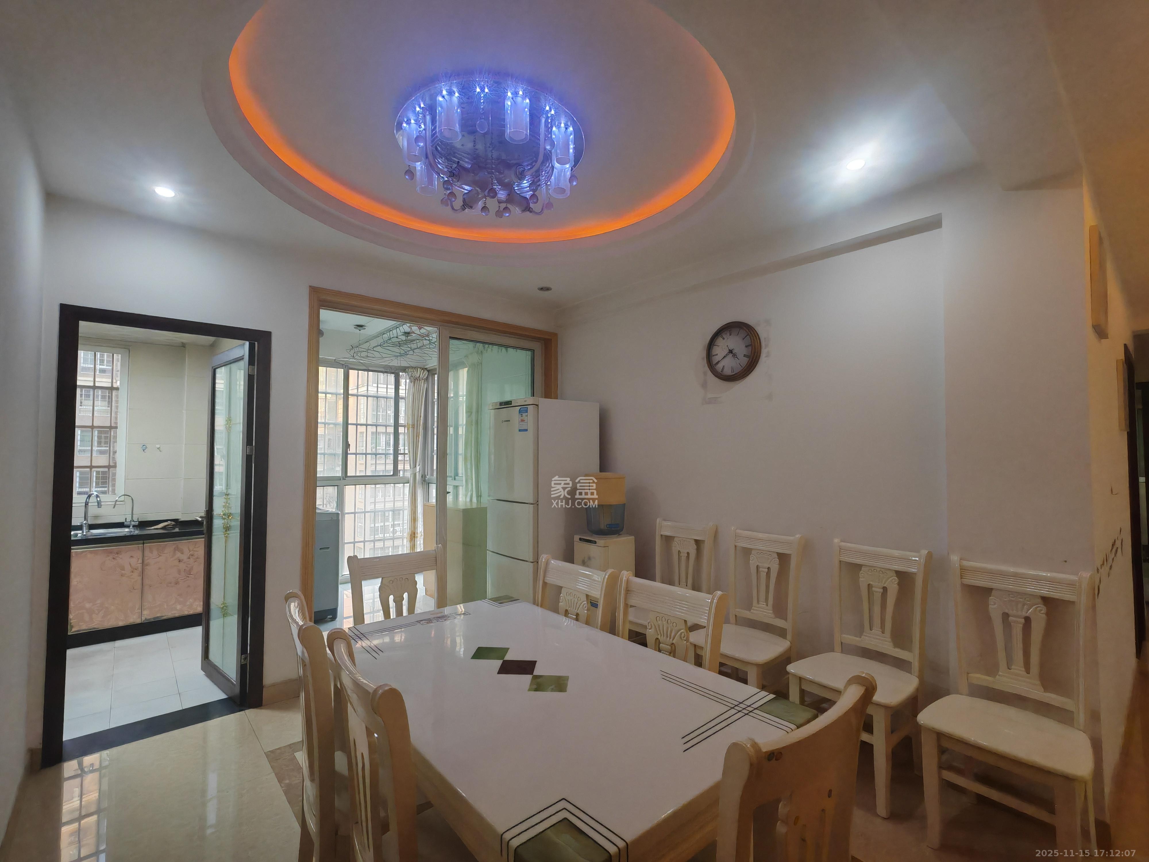 彩都公寓  3室2厅2卫    2000.0元/月室内图